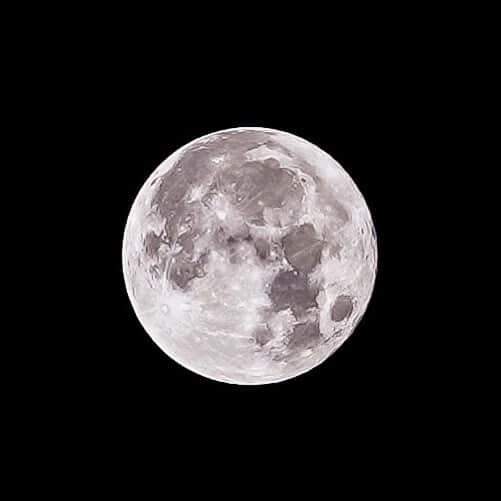堀ジーンさんのインスタグラム写真 - (堀ジーンInstagram)「When was the last time you said , “once in a blue moon”? Well it’s happening this coming Halloween Oct 31, 2020. October is starting with a full moon and ending with a full moon. Two full moons which only happens once in a blue moon. Yayyy my eyes, cameras, and telescopes are so excited😂 最後に「ブルームーンにもう一度」と言ったのはいつですか？  2020年10月31日のハロウィンにブルームーンは現れます。 10月は満月で始まり満月で終わります。 10月に2度、満月はブルームーンとして現れます。  私のカメラ、望遠鏡は、 私と一緒にとても興奮しています。  #astrophotography #アストロ」9月27日 13時44分 - horijeanne
