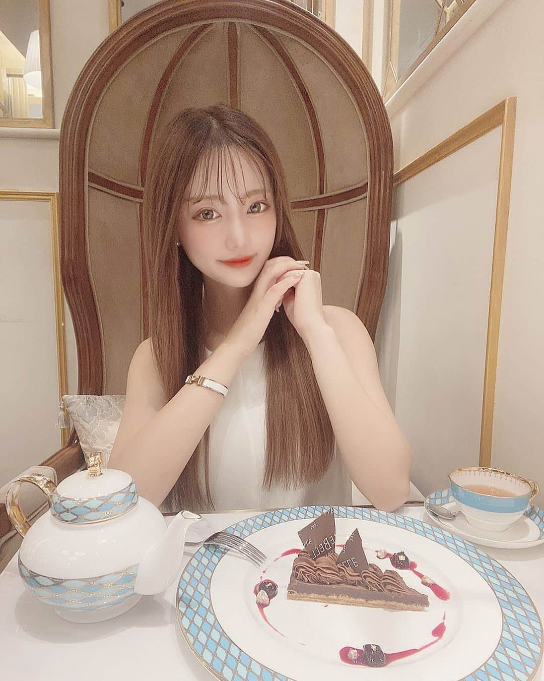 yuukachiさんのインスタグラム写真 - (yuukachiInstagram)「🍽🌿🕊☕️🍫  心斎橋大丸の本館2Fにある "mariebelle" のcafe☕️♡  京都の天使の羽のインスタ映え スポットのあるお店の系列🕊  チョコレートのメニューが豊富で チョコタルト頼んだけどまろやかすぎて 美味しすぎた🥺♡♡ 甘すぎずちょうどよかったから 甘さ苦手な私はちょうどよかった🍫  みんなも行ってみてね〜💭♡  #心斎橋#心斎橋大丸#心斎橋カフェ #mariebelle#mariebellethelounge  #チョコレート専門店#チョコレート #チョコタルト#アフタヌーンティー」9月27日 13時44分 - yuuka_stagram