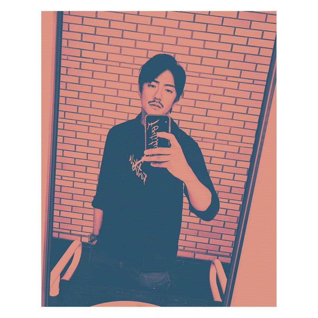長田成哉のインスタグラム：「秋っぽい格好になった。 キャンパーの季節や。 #トイレの壁 #お洒落やないか」