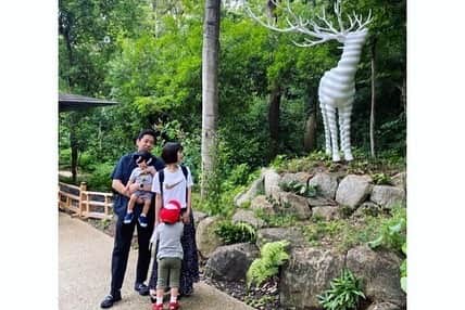 清川あさみさんのインスタグラム写真 - (清川あさみInstagram)「昨日の賑やかな最終日の余韻残りつつ🌿 こちらのグループ展も本日終了。 「紫幹翠葉」。明治神宮ミュージアムにて私の扇型の作品がみれます。何年も続く森の写真をベースにTRACE. 私も先日、旦那と息子達と散歩しつつ見てきました🍃 #japan #meijijingu #人工の森  #asamikiyokawa #embroidery #古典のカタチ #扇 #百年歴史 #明治神宮ミュージアム #入り口に夫鹿さん　@jingu_artfest #koheinawa #隈研吾 #architecture #人工森の神秘」9月27日 13時53分 - asami_kiyokawa