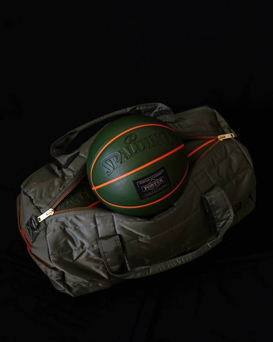 のインスタグラム：「.﻿ SHOP ORIGINAL SPALDING×PORTER  アメリカの老舗スポーツ用品メーカー「SPALDING（スポルディング）」とコラボレーションした7号サイズのバスケットボールです。 ﻿ PORTERを代表するタンカーシリーズをイメージしたオリーブカラーをベースに、ラインはレスキューオレンジを採用しました。表面はインパクトのあるPORTERタグを直接パネルに縫製し、裏面のSPALDINGロゴの縁部分はゴールドを配色しデザインアクセントにしました。さらにPORTER製の巾着が付属したスペシャル仕様です。 ﻿ BASKETBALL No. 376-91908 ￥12,000+tax  #yoshidakaban #porter #luggagelabel #porteryoshida #porterflagshipstore ﻿ #porterexchange #porterstand #kurachikabyporter #potr #madeinjapan ﻿#japan #spalding #basketball #nba #tanker #collaboration #exclusive ﻿ #limited #吉田カバン #ポーター #タンカー #スポルディング #バスケットボール ﻿#コラボレーション」