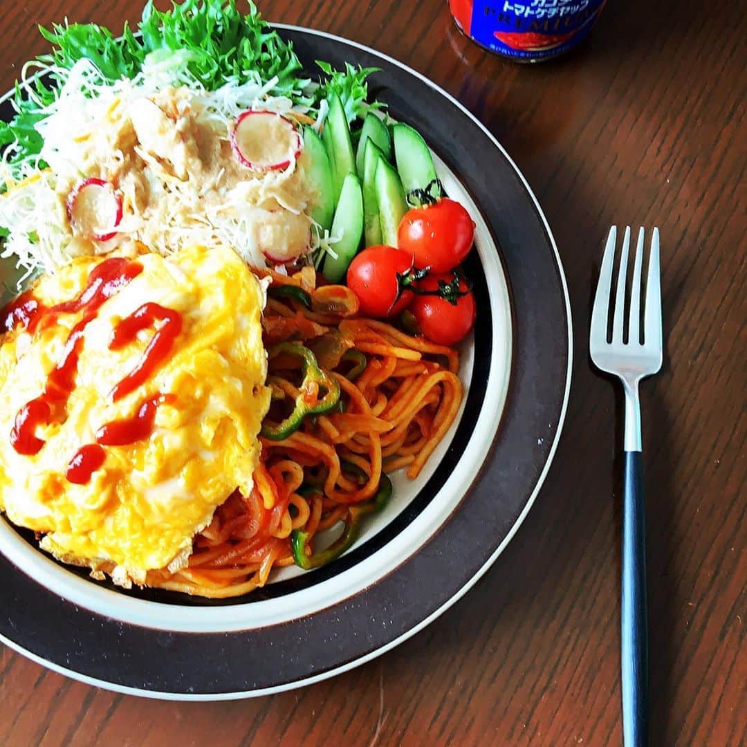 志摩有子さんのインスタグラム写真 - (志摩有子Instagram)「日曜日のランチ。ナポリタン のオムのっけ。 ナポリタン はケチャップにシンプルなトマトソースを合わせるのがコツ。甘くなりすぎずさっぱり食べられる。ちなみにトマトケチャップはカゴメのプレミアムケチャップを使用。サラダも盛り合わせて喫茶店風に。  #ナポリタン  #喫茶店風ナポリタン  #カゴメプレミアムケチャップ  #パスタ部」9月27日 13時55分 - ariko418