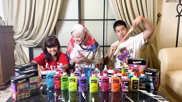 ラウディアシンシアベラのインスタグラム：「Assalamu'alaikum warahmatullahi wabarakatuh 🤍✨ . . Alhamdulilah Seru banget quality time sama keponakan-keponakan ku dan berkreatifitas selama masa pandemi bersama produk baru dari @dextone_id , bisa untuk lem kerajinan tangan, dekorasi dan juga buat mainan slime. Produk ini non toxic jadi insyaAllah aman untuk  anak-anak. Barang dapat dibeli dengan mengetik 'lem slime dextone atau lem glitter dextone' di marketplace yang ada. Selamat mencobaa 😊」