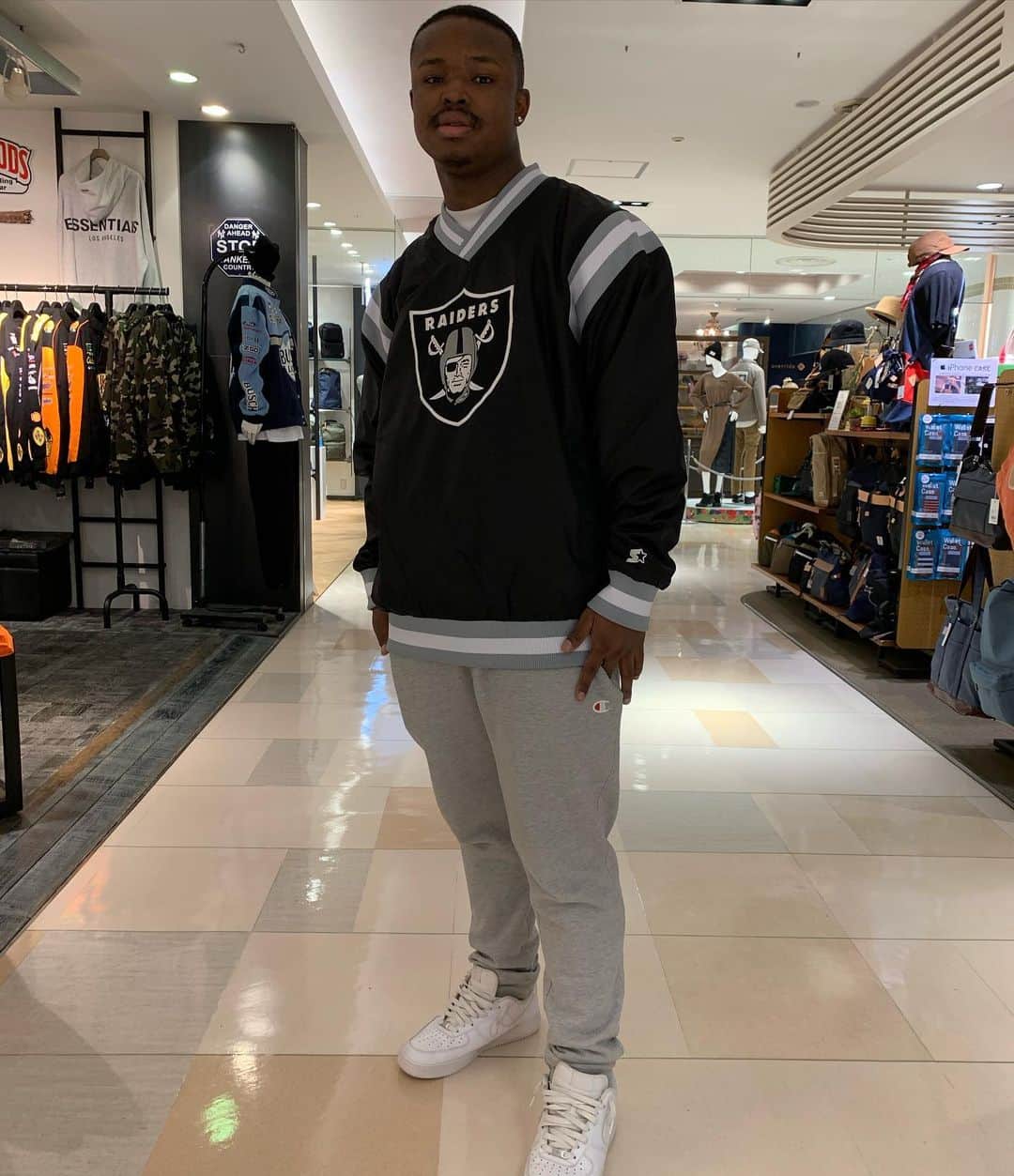 GROW AROUNDさんのインスタグラム写真 - (GROW AROUNDInstagram)「STARTER🌠🌠🌠  大人気LAKERS,RAIDERSのナイロンジャケットが入荷致しました🏀🏈  少し肌寒くなってきたこの季節にオススメです!!  #starter#growaround#growaroundnewarrivals #lakers#raiders#nba#nfl」9月27日 14時03分 - growaround
