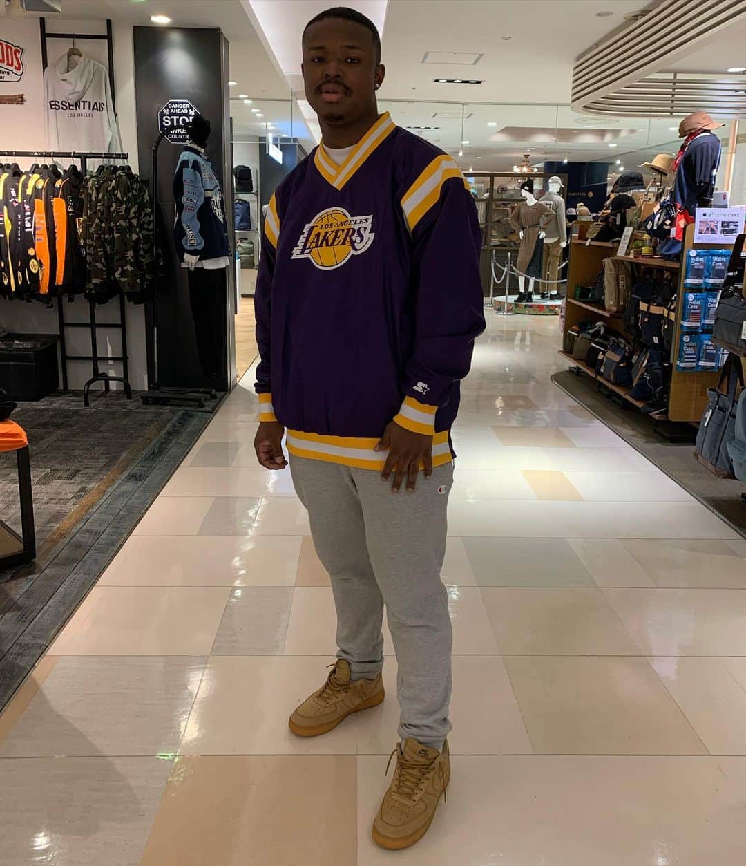 GROW AROUNDさんのインスタグラム写真 - (GROW AROUNDInstagram)「STARTER🌠🌠🌠  大人気LAKERS,RAIDERSのナイロンジャケットが入荷致しました🏀🏈  少し肌寒くなってきたこの季節にオススメです!!  #starter#growaround#growaroundnewarrivals #lakers#raiders#nba#nfl」9月27日 14時03分 - growaround