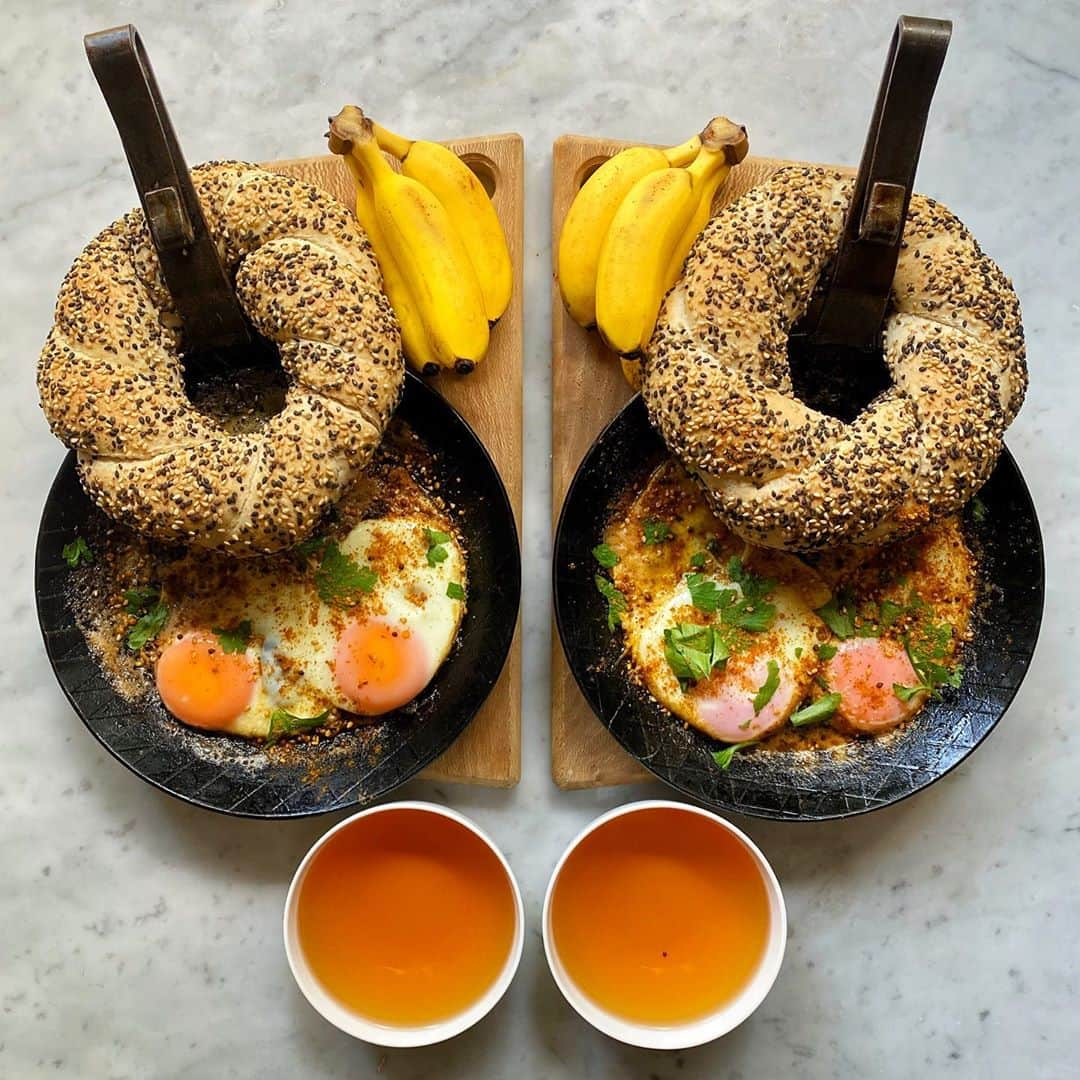 Symmetry Breakfastさんのインスタグラム写真 - (Symmetry BreakfastInstagram)「Sunday Simit, a delicious braided Turkish bread, seems like a bagel, but no, it’s not boiled before being baked, usually with a crusty crunchy exterior rather than a chewy skinned bagel. These definitely need more work! Thinner and darker colour would be perfect. Served with eggs fried in sesame oil, butter and the last of my stash of Urfa chilli flakes I got in Turkey last year. Mini bananas 🍌🍌🍌to finish because they’re cute...like me 😂 #simit #turkishfood #symmetrybreakfast」9月27日 14時05分 - symmetrybreakfast