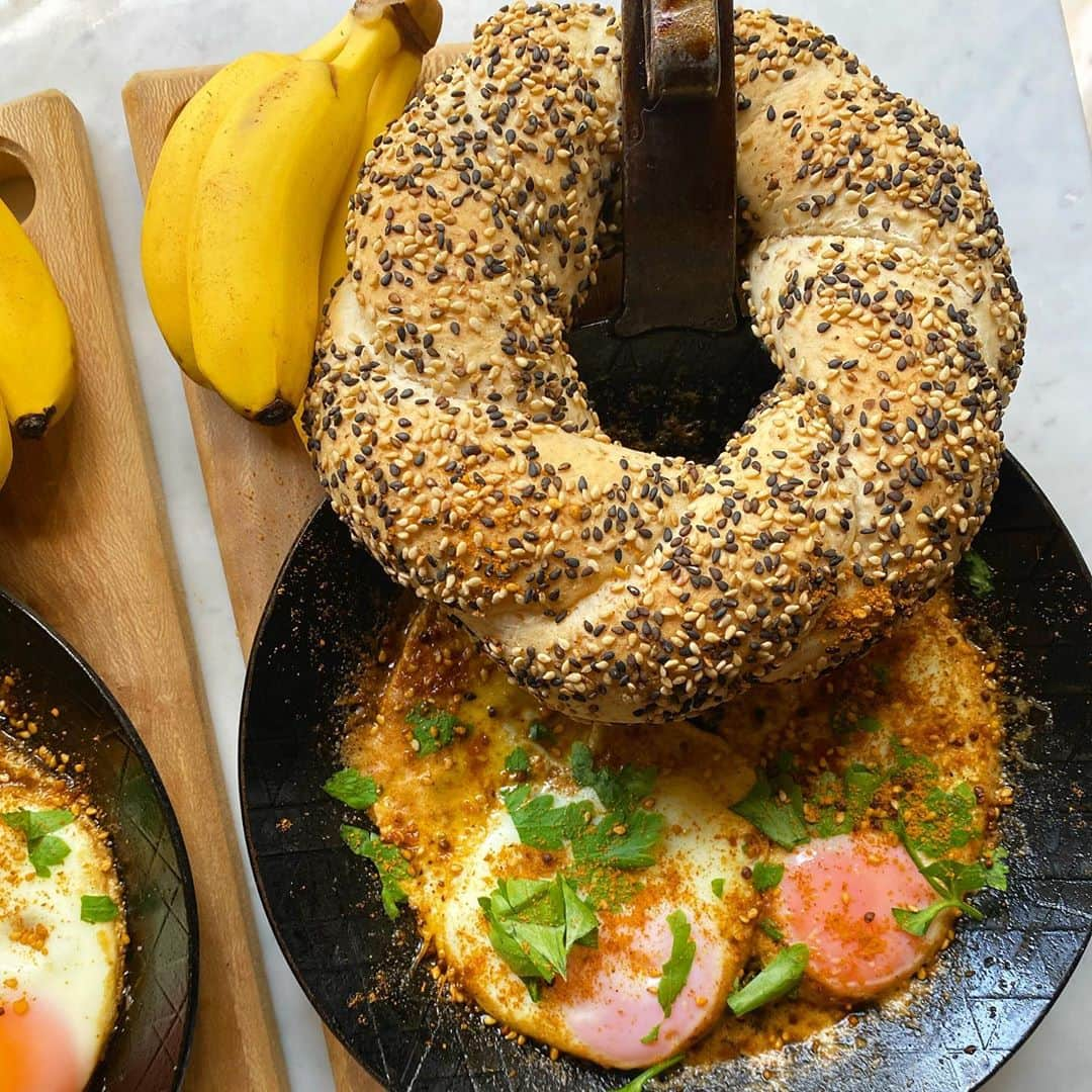 Symmetry Breakfastさんのインスタグラム写真 - (Symmetry BreakfastInstagram)「Sunday Simit, a delicious braided Turkish bread, seems like a bagel, but no, it’s not boiled before being baked, usually with a crusty crunchy exterior rather than a chewy skinned bagel. These definitely need more work! Thinner and darker colour would be perfect. Served with eggs fried in sesame oil, butter and the last of my stash of Urfa chilli flakes I got in Turkey last year. Mini bananas 🍌🍌🍌to finish because they’re cute...like me 😂 #simit #turkishfood #symmetrybreakfast」9月27日 14時05分 - symmetrybreakfast