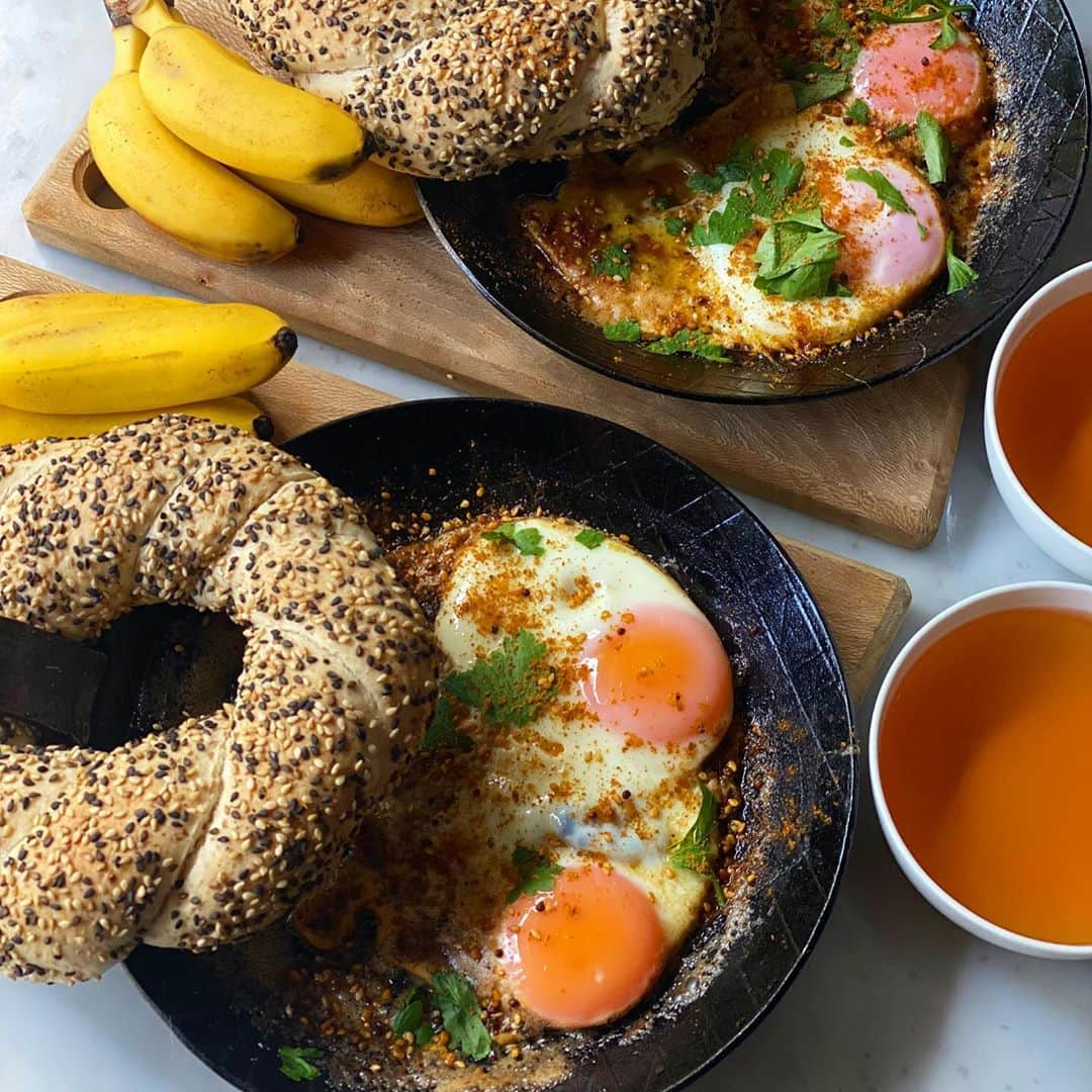 Symmetry Breakfastさんのインスタグラム写真 - (Symmetry BreakfastInstagram)「Sunday Simit, a delicious braided Turkish bread, seems like a bagel, but no, it’s not boiled before being baked, usually with a crusty crunchy exterior rather than a chewy skinned bagel. These definitely need more work! Thinner and darker colour would be perfect. Served with eggs fried in sesame oil, butter and the last of my stash of Urfa chilli flakes I got in Turkey last year. Mini bananas 🍌🍌🍌to finish because they’re cute...like me 😂 #simit #turkishfood #symmetrybreakfast」9月27日 14時05分 - symmetrybreakfast