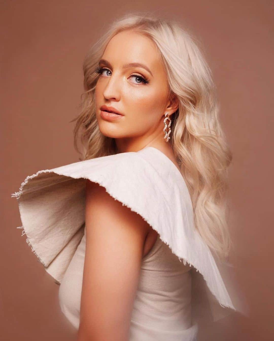 シェパードのインスタグラム：「Happy 27th Birthday to our glamorous bass guitarist and superstar baby sister @emmashepparddd!  Our world wouldn’t be the same without you - we love you so much.✨」
