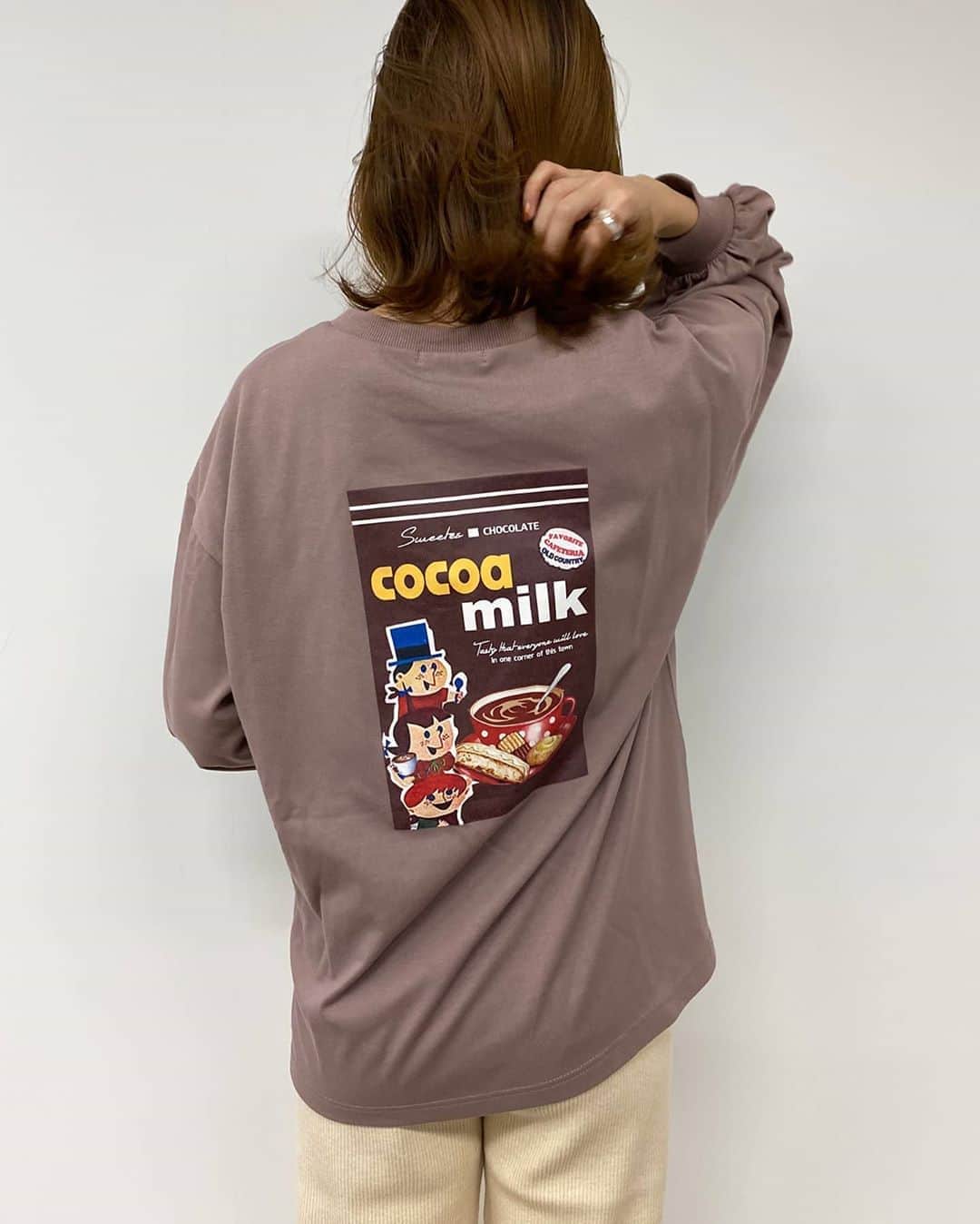 INGNI STOREさんのインスタグラム写真 - (INGNI STOREInstagram)「【ocoa／milkロングTシャツ🥛】﻿﻿ ﻿﻿ ﻿﻿ ﻿﻿ ▫️ocoa／milkロングTシャツ﻿ ▫️120391﻿ ▫️￥ 1,900+tax﻿﻿ ▫️4色展開﻿﻿ ﻿﻿ ﻿﻿ バックにあしらったレトロなcocoa milkのプリントでほっこり気分に💗🥛﻿ ﻿ トレンドのゆったりシルエットでラフな着こなしが叶うロンTです☁️﻿ ﻿ 薄手のやわらかな素材で仕立てているので着心地も快適🌟﻿ ﻿﻿ @ingni﻿﻿ #ingni﻿﻿ #秋#autumn#置き画 #置き画倶楽部#トレンド#可愛い#お洒落#プチプラ#ootd #きょこ #お洒落さんと繋がりたい﻿﻿ #シンプル#いいね#insta#fashion#シミラールック#かわいい#ファッション#instagood##outfit#girl#リール#一週間コーデ#ラメ#tops#着回し#フォトロンT#ロンT﻿ ﻿﻿ ﻿」9月27日 14時24分 - ingnistore