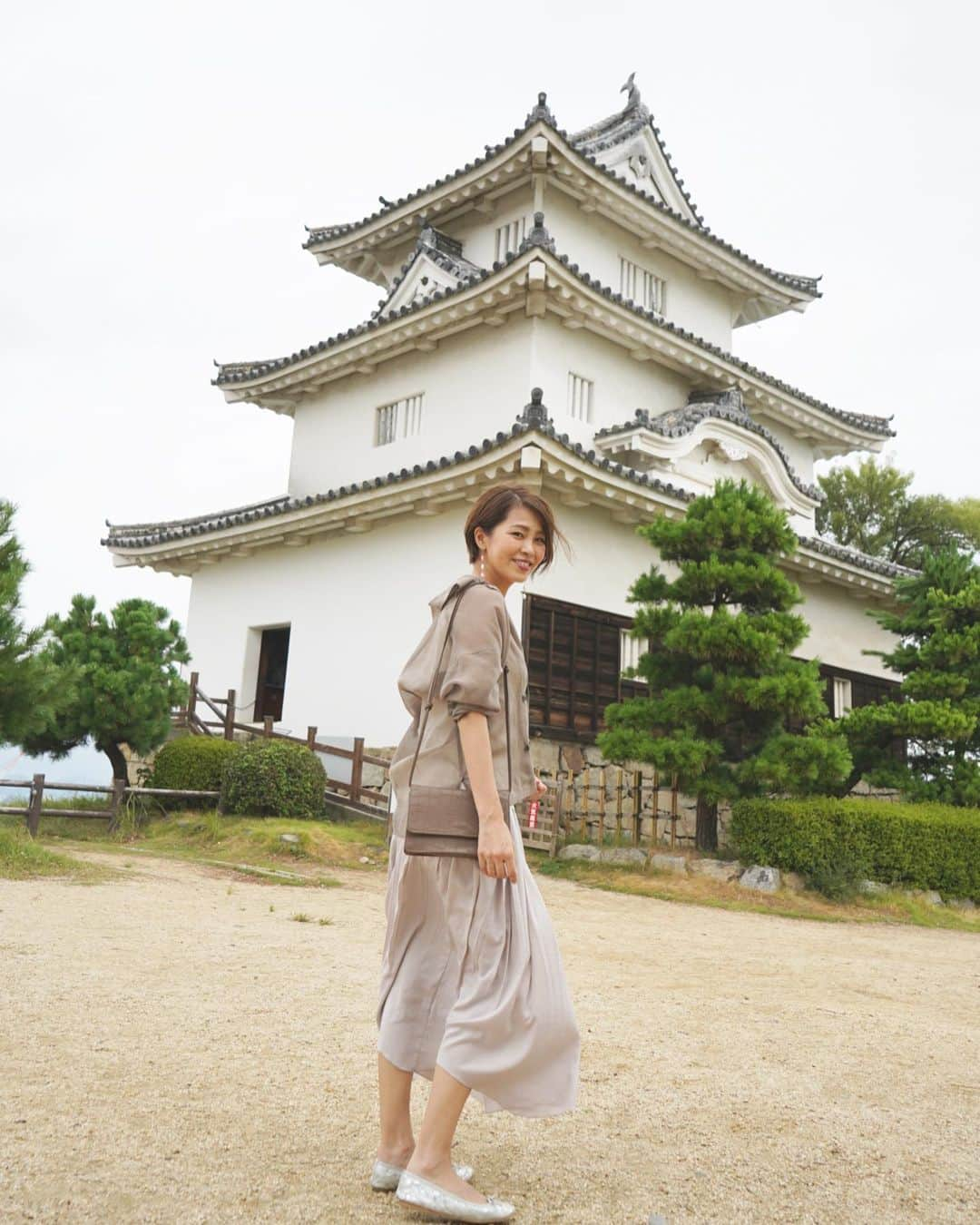 坂元美香さんのインスタグラム写真 - (坂元美香Instagram)「香川撮影 2日目  ②丸亀城🏯  築城400年！ 日本一高い石垣！ そして、日本一小さい天守閣！ 現存12天守の1つです。  お城好きとしてはこの坂道が ワクワクして楽しい。 最後は坂道を走ってました🤣  遠くから見ると美しく 近くで見ると小さくて なんてかわいいんでしょう✨  お堀には亀さんがたくさん泳いでて🐢 丸亀城だから亀がいっぱいなのかなぁ？ 「ちがいます」 ですよね〜🤷🏻‍♀️  この丸亀市とあの丸亀◯麺て関係あるんですかね？ 「まったくありません」 ですよねぇ〜🤷🏻‍♀️（ザキヤマ風  というどーでもいい質問ばかりして 撮影を終えましたとさ。  高屋神社では降ってた雨も 丸亀城についたら止んでて よかったよかった😊  ぜひ最初から見てね〜😙 ☞ #坂元香川県撮影の旅  今回撮影の動画はANA webサイトにて 11月上旬に公開予定です✈︎  @udonken_kagawa @ana.japan  #香川キラリ旅 #香川県 #うどん県 #丸亀城 #丸亀市 #お城」9月27日 14時27分 - mika_saka