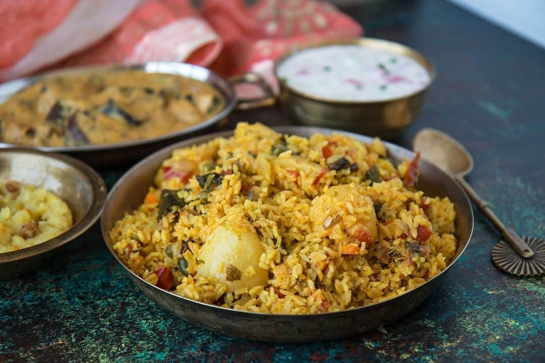 Archana's Kitchenさんのインスタグラム写真 - (Archana's KitchenInstagram)「#sundaybrunch   Give this absolutely lip smacking Hyderabadi Vegetable Biryani recipe a try in the kitchen. With a little bit of preparation you will become a pro making this simple & yet delicious biryani. Serve it along with Salan and raita to make a delicious lunch. Get the recipe from the smart.bio link in my profile @archanaskitchen」9月27日 14時30分 - archanaskitchen