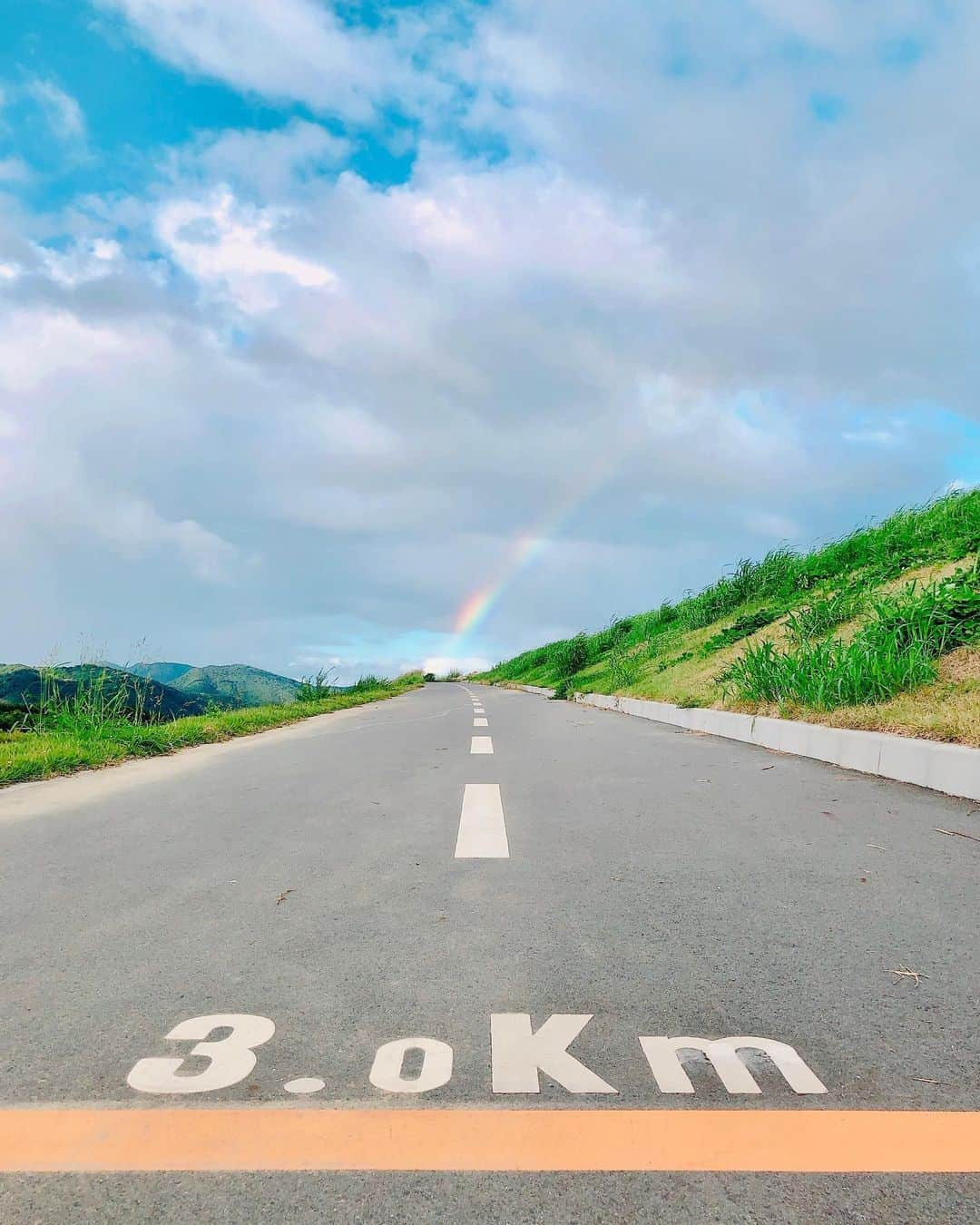 唐川美音さんのインスタグラム写真 - (唐川美音Instagram)「🌈  昨日ジョギングをしていると… 虹発見！✨  嬉しい気持ちになり再び走っていると… 2本！？ ダブル虹発見🌈🌈✨ これは何か良いことがありそうです♪  テレビせとうちでは、 10月18日(日) GPSトレーニングアプリを使ったマラソン大会 「トマト銀行6時間リモートマラソンwith TATTA」を 開催します！ 好きな場所を自由に走ることができます🏃‍♀️ (6時間ずっと走らなくてもOK！)  そんなリモートマラソンの魅力を TSC公式YouTubeで紹介しているので ぜひご覧ください😊 (先日玉野市を走った動画もアップされています🍧)  申し込みは10月4日(日)締め切りです！ 今年はリモートで楽しく走りましょう✨✨  #河川敷で #ジョギング中に #ダブル虹発見 #レインボー #何か良いことありそうな予感 #テレビせとうち #リモートマラソン開催します #TATTA #自由に楽しく走りましょう」9月27日 14時30分 - mio_karakawa