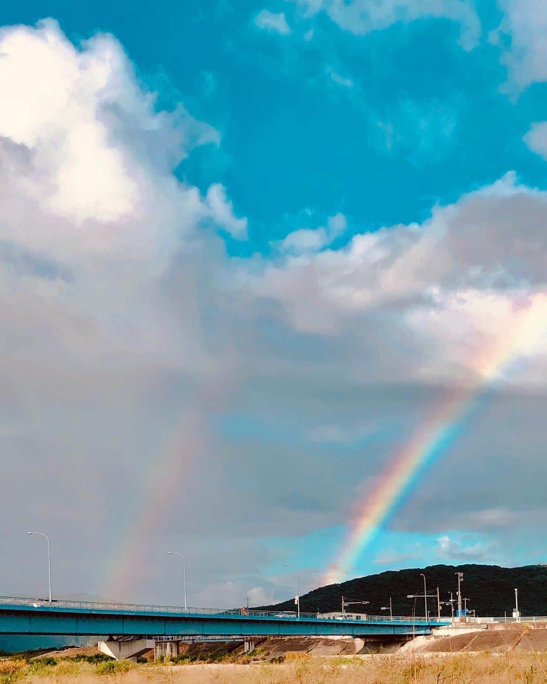 唐川美音さんのインスタグラム写真 - (唐川美音Instagram)「🌈  昨日ジョギングをしていると… 虹発見！✨  嬉しい気持ちになり再び走っていると… 2本！？ ダブル虹発見🌈🌈✨ これは何か良いことがありそうです♪  テレビせとうちでは、 10月18日(日) GPSトレーニングアプリを使ったマラソン大会 「トマト銀行6時間リモートマラソンwith TATTA」を 開催します！ 好きな場所を自由に走ることができます🏃‍♀️ (6時間ずっと走らなくてもOK！)  そんなリモートマラソンの魅力を TSC公式YouTubeで紹介しているので ぜひご覧ください😊 (先日玉野市を走った動画もアップされています🍧)  申し込みは10月4日(日)締め切りです！ 今年はリモートで楽しく走りましょう✨✨  #河川敷で #ジョギング中に #ダブル虹発見 #レインボー #何か良いことありそうな予感 #テレビせとうち #リモートマラソン開催します #TATTA #自由に楽しく走りましょう」9月27日 14時30分 - mio_karakawa