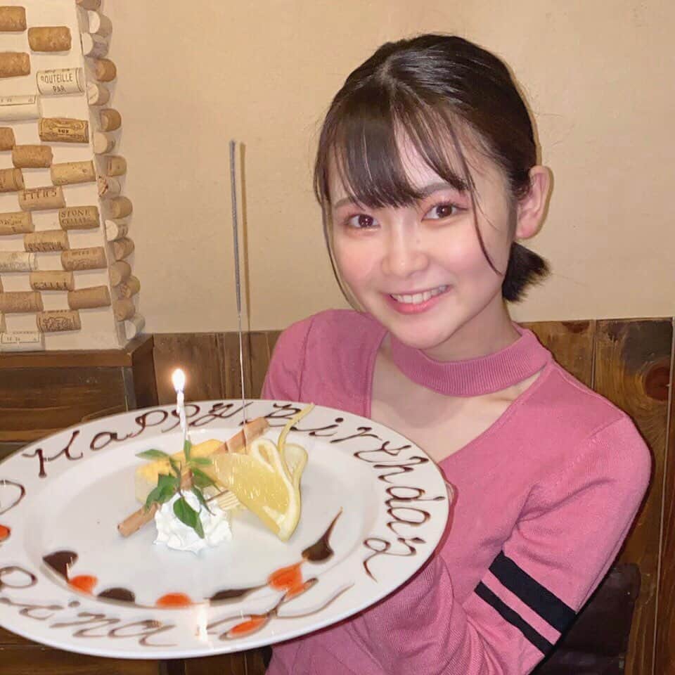 のインスタグラム：「昨日は誕生日でした🎂 二十歳になりました！ まだ二十歳になった実感はないですがお姉ちゃんとお酒を飲んで あ〜二十歳になったんだなと少し思いました🥂 皆さんからのおめでとうメッセージをにやにやしながら見ています！ありがとうございます😊  ここまで育ててくれた父、母にも感謝ですありがとうございます☺︎そして、これからも沢山迷惑をかけると思うけどよろしくお願いします❤️  二十歳の私も応援してくれたら嬉しいです！！ よろしくお願いします🥰 #二十歳 #20歳 #誕生日 #いつもありがとうございます」