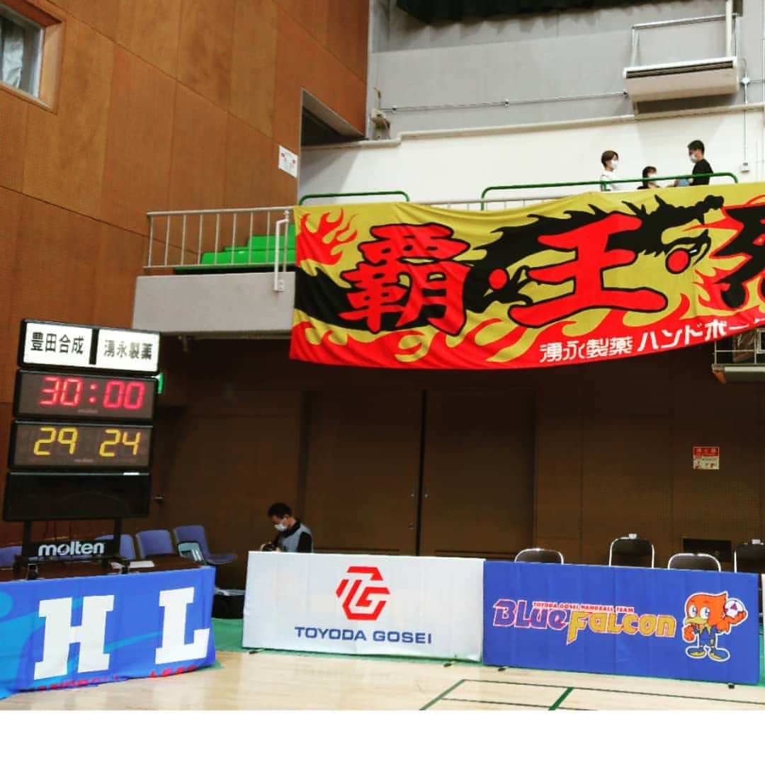 杉田芳尚のインスタグラム：「・  ・  昨日の #JHL #ハンドボール #豊田合成ブルーファルコン のホームゲームは、前半のハラハラした雰囲気から、後半は一転して全員が持ち味を出した試合での勝利でした!  正直、マスクを装着してのマイクを通す声は若干こもり気味なので、普段よりもちょっと強めに声を出してるので、いつもより疲れます！  スポーツの会場 #MC あるあるですかね〰️😅  と、いうことで、「豊田合成ブルーファルコン」は現在負け無しで首位をキープしております‼️  さ、いよいよ次のホームゲームからは #JR稲沢駅 目の前の #エントリオ になります。  そして、ブルーファルコンの歴史の中で最後の「健康管理センター」での公式戦でした…。  いつも試合後に #松ヤニ をキレイに拭き取ってくれる皆さんの影の働きもあり、これまで戦ってこれました‼️  選手と共に、本当に感謝です！ ありがとうございました！」