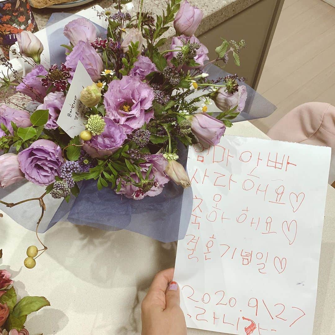 イ・ユンジのインスタグラム：「그녀들의축하. 그래 6년전 오늘 그랬지. 그날나는숨만쉬어도갈비뼈가부스러지게 된통담이걸렸었지#그때의오늘#20140927」