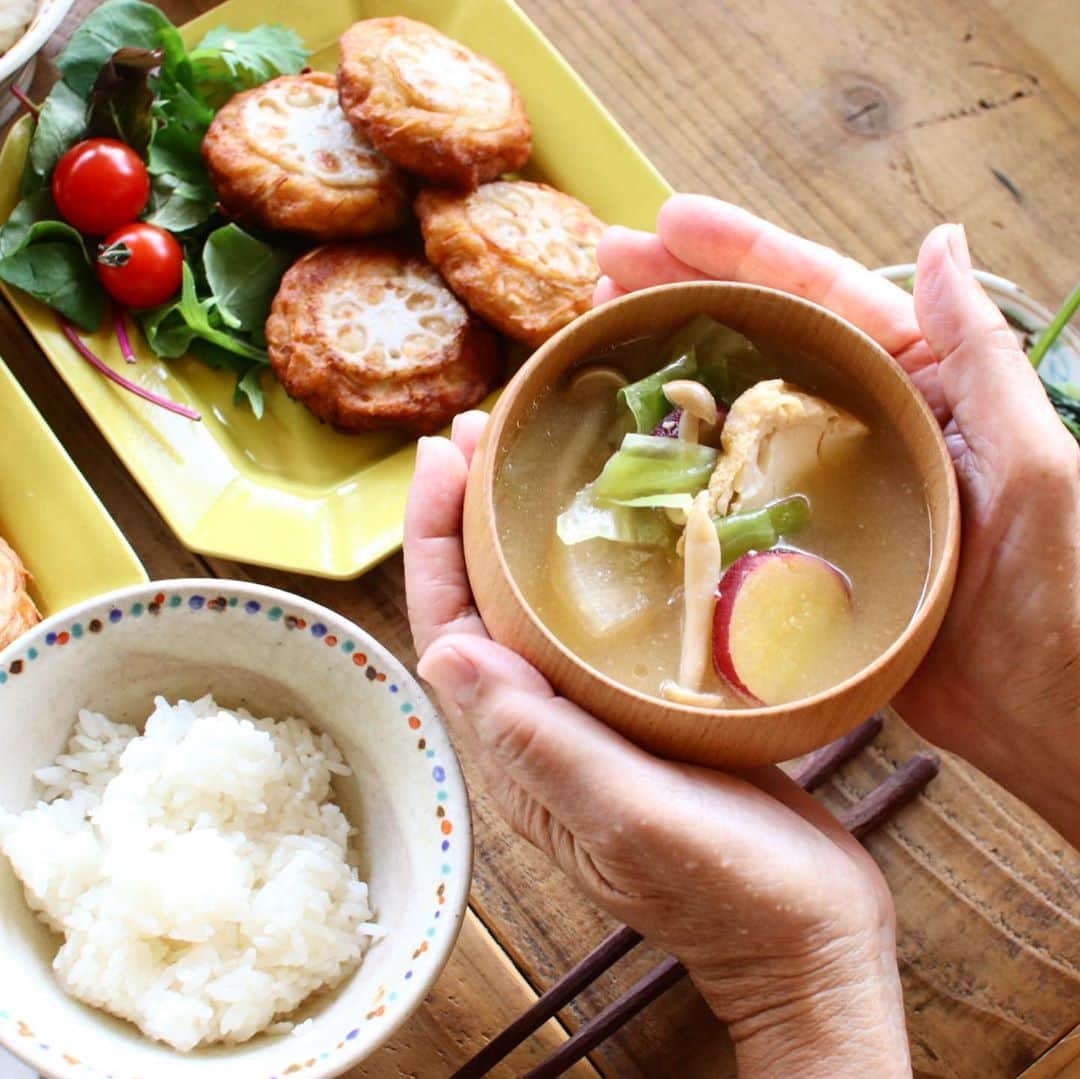 Atsukoさんのインスタグラム写真 - (AtsukoInstagram)「Today‘s lunch ･ ･ うちの満菜みそ汁 蓮根のさつま揚げ 里芋と豚バラ煮 小松菜と揚げの煮浸し ･ ･ 今日のメインは「ほんだし」が紹介するお野菜沢山のうちの満菜みそ汁です。 うちの満菜みそ汁だと簡単に作れて栄養がしっかり摂れるので、 メインの他に副菜を用意する時間がなくても、おみそ汁にお野菜を入れればOK。 今回おみそ汁に使ったのは「ほんだし」。 鰹の香りもコクも。顆粒だけどちゃんとするし、 なんと言ってもお手軽なのがいい。笑 お手軽なのに美味しいなんて！！ これから沢山活躍しよう  #うちの満菜みそ汁 から他の人のレシピも見れます！ ･ ･ ここで、うちの満菜みそ汁のレシピを。 ･ 材料 大根  1/5～1/4本 人参  1/3本 ぶなしめじ  1/2パック ゴボウ  1/3本 キャベツ  3.4枚 サツマイモ  1/2本 厚揚げ  1/2個 ごま油  大さじ1 ほんだし 小さじ2 味噌 大さじ3 ･ ･ ①大根はいちょう切り、人参は縦半分にしてから薄切り、 　ゴボウは斜めに薄切りしたあと水にさらしアクを抜く。キャベツはざく切り、 　ぶなしめじはヘタをとり手で割く。サツマイモは輪切りにして水にさらす。 　厚揚げは熱湯をかけて油抜きした後縦半分にしてから5mm幅に切る。 ②鍋に水1リットルと人参、大根、ゴボウ、サツマイモとほんだしを入れ、サツマイモに火が通るまで煮る。 ③根菜類に火が通ったらしめじとキャベツと厚揚げをいれさらに2.3分煮る。 ④火が通ったら味噌を溶かし入れ、最後に香り付けにごま油をいれたら出来上がり。 これからの季節、暖かいおみそ汁があれば  幸せ 皆さまも「うちの満菜みそ汁」、是非「ほんだし」で作ってみてください  ･ ･ #PR#ほんだし#うちの満菜みそ汁#みそ汁#味噌汁#だし#出汁#おうちごはん#和食 @ajinomoto.co.jp」9月27日 14時40分 - sakuracafe001