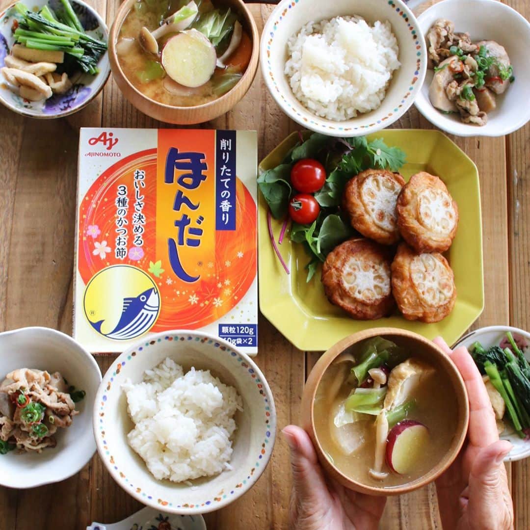 Atsukoさんのインスタグラム写真 - (AtsukoInstagram)「Today‘s lunch ･ ･ うちの満菜みそ汁 蓮根のさつま揚げ 里芋と豚バラ煮 小松菜と揚げの煮浸し ･ ･ 今日のメインは「ほんだし」が紹介するお野菜沢山のうちの満菜みそ汁です。 うちの満菜みそ汁だと簡単に作れて栄養がしっかり摂れるので、 メインの他に副菜を用意する時間がなくても、おみそ汁にお野菜を入れればOK。 今回おみそ汁に使ったのは「ほんだし」。 鰹の香りもコクも。顆粒だけどちゃんとするし、 なんと言ってもお手軽なのがいい。笑 お手軽なのに美味しいなんて！！ これから沢山活躍しよう  #うちの満菜みそ汁 から他の人のレシピも見れます！ ･ ･ ここで、うちの満菜みそ汁のレシピを。 ･ 材料 大根  1/5～1/4本 人参  1/3本 ぶなしめじ  1/2パック ゴボウ  1/3本 キャベツ  3.4枚 サツマイモ  1/2本 厚揚げ  1/2個 ごま油  大さじ1 ほんだし 小さじ2 味噌 大さじ3 ･ ･ ①大根はいちょう切り、人参は縦半分にしてから薄切り、 　ゴボウは斜めに薄切りしたあと水にさらしアクを抜く。キャベツはざく切り、 　ぶなしめじはヘタをとり手で割く。サツマイモは輪切りにして水にさらす。 　厚揚げは熱湯をかけて油抜きした後縦半分にしてから5mm幅に切る。 ②鍋に水1リットルと人参、大根、ゴボウ、サツマイモとほんだしを入れ、サツマイモに火が通るまで煮る。 ③根菜類に火が通ったらしめじとキャベツと厚揚げをいれさらに2.3分煮る。 ④火が通ったら味噌を溶かし入れ、最後に香り付けにごま油をいれたら出来上がり。 これからの季節、暖かいおみそ汁があれば  幸せ 皆さまも「うちの満菜みそ汁」、是非「ほんだし」で作ってみてください  ･ ･ #PR#ほんだし#うちの満菜みそ汁#みそ汁#味噌汁#だし#出汁#おうちごはん#和食 @ajinomoto.co.jp」9月27日 14時40分 - sakuracafe001