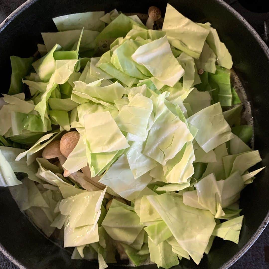 Atsukoさんのインスタグラム写真 - (AtsukoInstagram)「Today‘s lunch ･ ･ うちの満菜みそ汁 蓮根のさつま揚げ 里芋と豚バラ煮 小松菜と揚げの煮浸し ･ ･ 今日のメインは「ほんだし」が紹介するお野菜沢山のうちの満菜みそ汁です。 うちの満菜みそ汁だと簡単に作れて栄養がしっかり摂れるので、 メインの他に副菜を用意する時間がなくても、おみそ汁にお野菜を入れればOK。 今回おみそ汁に使ったのは「ほんだし」。 鰹の香りもコクも。顆粒だけどちゃんとするし、 なんと言ってもお手軽なのがいい。笑 お手軽なのに美味しいなんて！！ これから沢山活躍しよう  #うちの満菜みそ汁 から他の人のレシピも見れます！ ･ ･ ここで、うちの満菜みそ汁のレシピを。 ･ 材料 大根  1/5～1/4本 人参  1/3本 ぶなしめじ  1/2パック ゴボウ  1/3本 キャベツ  3.4枚 サツマイモ  1/2本 厚揚げ  1/2個 ごま油  大さじ1 ほんだし 小さじ2 味噌 大さじ3 ･ ･ ①大根はいちょう切り、人参は縦半分にしてから薄切り、 　ゴボウは斜めに薄切りしたあと水にさらしアクを抜く。キャベツはざく切り、 　ぶなしめじはヘタをとり手で割く。サツマイモは輪切りにして水にさらす。 　厚揚げは熱湯をかけて油抜きした後縦半分にしてから5mm幅に切る。 ②鍋に水1リットルと人参、大根、ゴボウ、サツマイモとほんだしを入れ、サツマイモに火が通るまで煮る。 ③根菜類に火が通ったらしめじとキャベツと厚揚げをいれさらに2.3分煮る。 ④火が通ったら味噌を溶かし入れ、最後に香り付けにごま油をいれたら出来上がり。 これからの季節、暖かいおみそ汁があれば  幸せ 皆さまも「うちの満菜みそ汁」、是非「ほんだし」で作ってみてください  ･ ･ #PR#ほんだし#うちの満菜みそ汁#みそ汁#味噌汁#だし#出汁#おうちごはん#和食 @ajinomoto.co.jp」9月27日 14時40分 - sakuracafe001