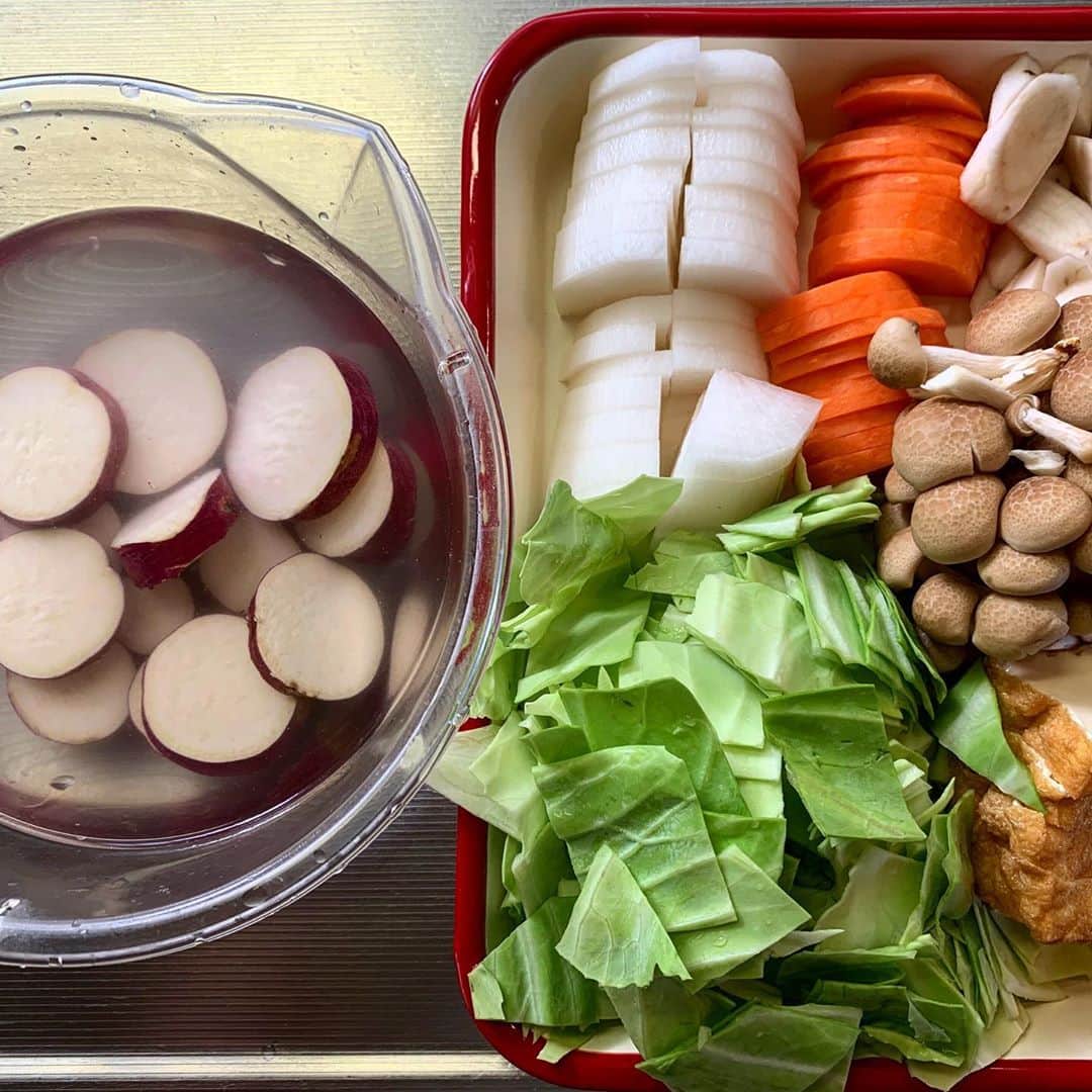 Atsukoさんのインスタグラム写真 - (AtsukoInstagram)「Today‘s lunch ･ ･ うちの満菜みそ汁 蓮根のさつま揚げ 里芋と豚バラ煮 小松菜と揚げの煮浸し ･ ･ 今日のメインは「ほんだし」が紹介するお野菜沢山のうちの満菜みそ汁です。 うちの満菜みそ汁だと簡単に作れて栄養がしっかり摂れるので、 メインの他に副菜を用意する時間がなくても、おみそ汁にお野菜を入れればOK。 今回おみそ汁に使ったのは「ほんだし」。 鰹の香りもコクも。顆粒だけどちゃんとするし、 なんと言ってもお手軽なのがいい。笑 お手軽なのに美味しいなんて！！ これから沢山活躍しよう  #うちの満菜みそ汁 から他の人のレシピも見れます！ ･ ･ ここで、うちの満菜みそ汁のレシピを。 ･ 材料 大根  1/5～1/4本 人参  1/3本 ぶなしめじ  1/2パック ゴボウ  1/3本 キャベツ  3.4枚 サツマイモ  1/2本 厚揚げ  1/2個 ごま油  大さじ1 ほんだし 小さじ2 味噌 大さじ3 ･ ･ ①大根はいちょう切り、人参は縦半分にしてから薄切り、 　ゴボウは斜めに薄切りしたあと水にさらしアクを抜く。キャベツはざく切り、 　ぶなしめじはヘタをとり手で割く。サツマイモは輪切りにして水にさらす。 　厚揚げは熱湯をかけて油抜きした後縦半分にしてから5mm幅に切る。 ②鍋に水1リットルと人参、大根、ゴボウ、サツマイモとほんだしを入れ、サツマイモに火が通るまで煮る。 ③根菜類に火が通ったらしめじとキャベツと厚揚げをいれさらに2.3分煮る。 ④火が通ったら味噌を溶かし入れ、最後に香り付けにごま油をいれたら出来上がり。 これからの季節、暖かいおみそ汁があれば  幸せ 皆さまも「うちの満菜みそ汁」、是非「ほんだし」で作ってみてください  ･ ･ #PR#ほんだし#うちの満菜みそ汁#みそ汁#味噌汁#だし#出汁#おうちごはん#和食 @ajinomoto.co.jp」9月27日 14時40分 - sakuracafe001