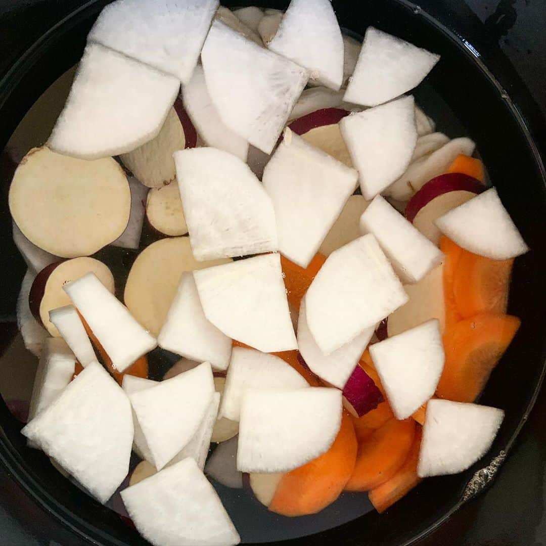 Atsukoさんのインスタグラム写真 - (AtsukoInstagram)「Today‘s lunch ･ ･ うちの満菜みそ汁 蓮根のさつま揚げ 里芋と豚バラ煮 小松菜と揚げの煮浸し ･ ･ 今日のメインは「ほんだし」が紹介するお野菜沢山のうちの満菜みそ汁です。 うちの満菜みそ汁だと簡単に作れて栄養がしっかり摂れるので、 メインの他に副菜を用意する時間がなくても、おみそ汁にお野菜を入れればOK。 今回おみそ汁に使ったのは「ほんだし」。 鰹の香りもコクも。顆粒だけどちゃんとするし、 なんと言ってもお手軽なのがいい。笑 お手軽なのに美味しいなんて！！ これから沢山活躍しよう  #うちの満菜みそ汁 から他の人のレシピも見れます！ ･ ･ ここで、うちの満菜みそ汁のレシピを。 ･ 材料 大根  1/5～1/4本 人参  1/3本 ぶなしめじ  1/2パック ゴボウ  1/3本 キャベツ  3.4枚 サツマイモ  1/2本 厚揚げ  1/2個 ごま油  大さじ1 ほんだし 小さじ2 味噌 大さじ3 ･ ･ ①大根はいちょう切り、人参は縦半分にしてから薄切り、 　ゴボウは斜めに薄切りしたあと水にさらしアクを抜く。キャベツはざく切り、 　ぶなしめじはヘタをとり手で割く。サツマイモは輪切りにして水にさらす。 　厚揚げは熱湯をかけて油抜きした後縦半分にしてから5mm幅に切る。 ②鍋に水1リットルと人参、大根、ゴボウ、サツマイモとほんだしを入れ、サツマイモに火が通るまで煮る。 ③根菜類に火が通ったらしめじとキャベツと厚揚げをいれさらに2.3分煮る。 ④火が通ったら味噌を溶かし入れ、最後に香り付けにごま油をいれたら出来上がり。 これからの季節、暖かいおみそ汁があれば  幸せ 皆さまも「うちの満菜みそ汁」、是非「ほんだし」で作ってみてください  ･ ･ #PR#ほんだし#うちの満菜みそ汁#みそ汁#味噌汁#だし#出汁#おうちごはん#和食 @ajinomoto.co.jp」9月27日 14時40分 - sakuracafe001