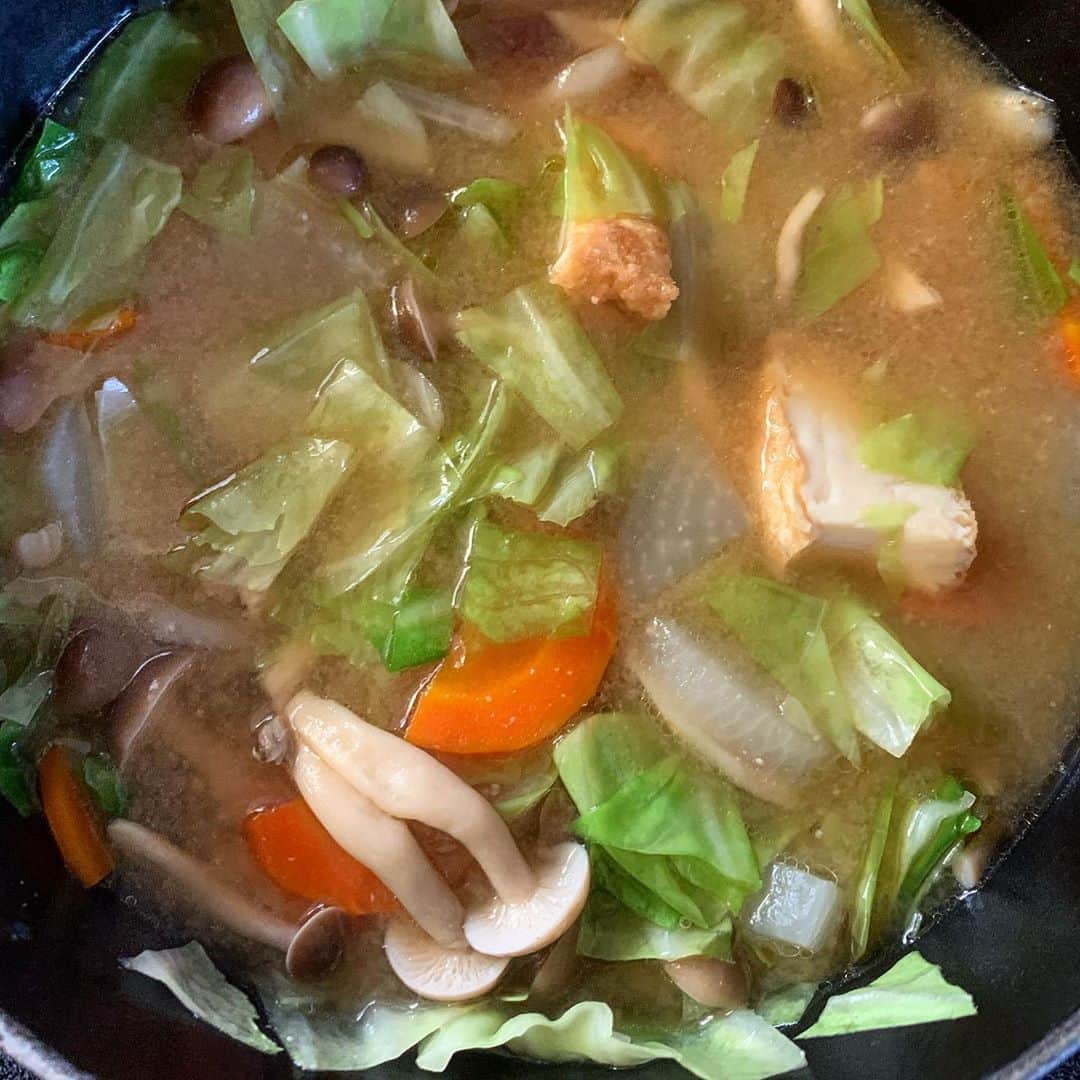 Atsukoさんのインスタグラム写真 - (AtsukoInstagram)「Today‘s lunch ･ ･ うちの満菜みそ汁 蓮根のさつま揚げ 里芋と豚バラ煮 小松菜と揚げの煮浸し ･ ･ 今日のメインは「ほんだし」が紹介するお野菜沢山のうちの満菜みそ汁です。 うちの満菜みそ汁だと簡単に作れて栄養がしっかり摂れるので、 メインの他に副菜を用意する時間がなくても、おみそ汁にお野菜を入れればOK。 今回おみそ汁に使ったのは「ほんだし」。 鰹の香りもコクも。顆粒だけどちゃんとするし、 なんと言ってもお手軽なのがいい。笑 お手軽なのに美味しいなんて！！ これから沢山活躍しよう  #うちの満菜みそ汁 から他の人のレシピも見れます！ ･ ･ ここで、うちの満菜みそ汁のレシピを。 ･ 材料 大根  1/5～1/4本 人参  1/3本 ぶなしめじ  1/2パック ゴボウ  1/3本 キャベツ  3.4枚 サツマイモ  1/2本 厚揚げ  1/2個 ごま油  大さじ1 ほんだし 小さじ2 味噌 大さじ3 ･ ･ ①大根はいちょう切り、人参は縦半分にしてから薄切り、 　ゴボウは斜めに薄切りしたあと水にさらしアクを抜く。キャベツはざく切り、 　ぶなしめじはヘタをとり手で割く。サツマイモは輪切りにして水にさらす。 　厚揚げは熱湯をかけて油抜きした後縦半分にしてから5mm幅に切る。 ②鍋に水1リットルと人参、大根、ゴボウ、サツマイモとほんだしを入れ、サツマイモに火が通るまで煮る。 ③根菜類に火が通ったらしめじとキャベツと厚揚げをいれさらに2.3分煮る。 ④火が通ったら味噌を溶かし入れ、最後に香り付けにごま油をいれたら出来上がり。 これからの季節、暖かいおみそ汁があれば  幸せ 皆さまも「うちの満菜みそ汁」、是非「ほんだし」で作ってみてください  ･ ･ #PR#ほんだし#うちの満菜みそ汁#みそ汁#味噌汁#だし#出汁#おうちごはん#和食 @ajinomoto.co.jp」9月27日 14時40分 - sakuracafe001
