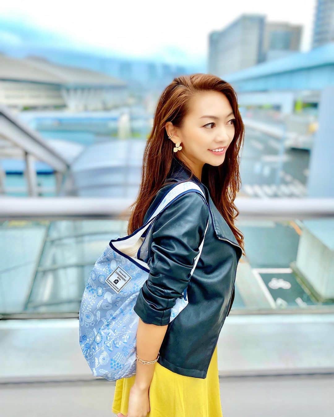 SAORIのインスタグラム：「🥳✨ 袋が有料化になって エコバッグを使うことが増えたね🛍 このエコバッグは保冷付きの優れもの✨ ピクニックにも持って行けるな😍 @brandofqueen.japan  ✾ #ブランドオブクイーン #リボンチャーム #収納ケース #財布 #人気 #ウォレット #エコバッグ #保冷エコバッグ #pr #東京 #tokyo #港区 #高身長女子 #model #モデル #influencer #インフルエンサー #instagramer #インスタグラマー #ambassador #アンバサダー #フリーモデル #ポートレートモデル #カメラマンさんと繋がりたい #ポトレ #ポトレのセカイ #ビジョラダ #美女jp #ビジョフォ #ビジョナビ」