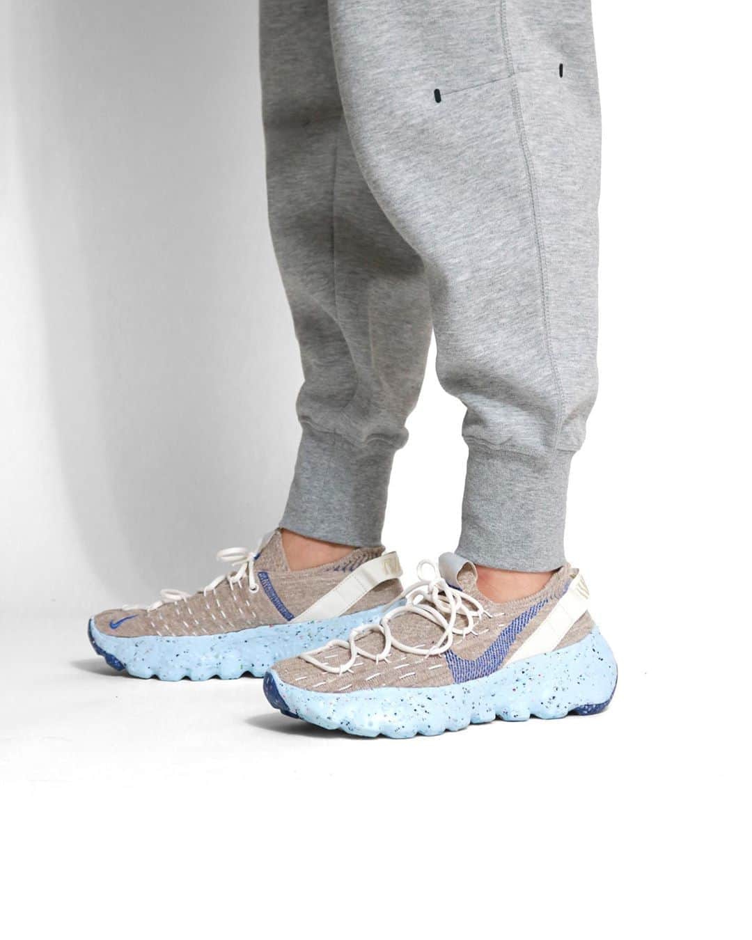 A+Sのインスタグラム：「RECOMMENDED  ■NIKE SPACE HIPPIE 04 COLOR : SAIL SIZE : 23.0cm - 29.0cm PRICE : ¥14,000 (+TAX)  廃棄物の再生ストーリー。アッパーからアウトソールまで、全体重量25％にリサイクル素材を使用。コレクション内で最も軽量なモデルであるだけでなく、二 酸化炭素排出量も最小に抑えることに成功。「Space Waste Yarn」のアッパーに は、ペットボトル、Tシャツ、糸の廃棄物から再生されたリサイクル素材を重量の75％以上使用。Nike Grindと複数のフ ォームを組み合わせた柔らかいCrater Foamミッドソールで、安定性とユニークな美しさを実現。  Space Hippie is a story of trash transformed. From the upper to the outsole, Space Hippie 04 is made of at least 25% recycled material by weight. Not only is it the most lightweight silhouette within the collection, it also has the lowest carbon footprint. Its ‘Space Waste Yarn’ upper includes about 75%recycled content by weight–made from recycled plastic bottles, t-shirts and yarn scraps. A soft, Crater Foam midsole combines Nike grind with a blend of foams for stability and a unique aesthetic  #a_and_s #NIKE #NIKESPACEHIPPIE #NIKESPACEHIPPIE04 #MOVETOZERO #SUSTAINABLE」