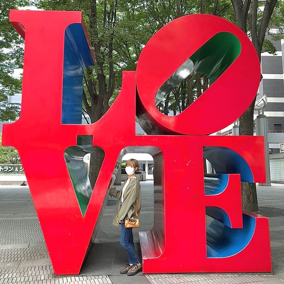 野田真実さんのインスタグラム写真 - (野田真実Instagram)「． ． ． 東京に来て8年くらい経つけど 初めて生でこれみた。 ． ． LOVEの中に入れました 余裕ですね。 つまり私は愛に包まれてるということです。は？ ． ． #love #愛 #オブジェ #150cm」9月27日 14時57分 - noda_mami_
