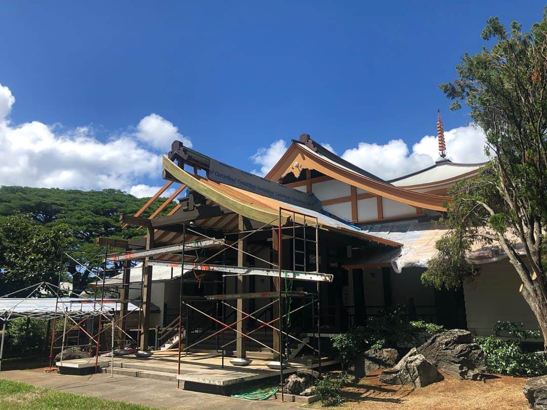 Honolulu Myohoji Missionさんのインスタグラム写真 - (Honolulu Myohoji MissionInstagram)「🌞 Honolulu Myohoji has been repairing roof of the temple. Hope to be able to invite people soon!  * * * * #ハワイ #ハワイ好きな人と繋がりたい  #ハワイだいすき #ハワイ好き #ハワイに恋して #ハワイ大好き #ハワイ生活 #ハワイ行きたい #ハワイ暮らし #オアフ島 #ホノルル妙法寺 #HawaiianAirlines #ハワイアン航空 #思い出　#honolulumyohoji #honolulumyohojimission #御朱印女子 #開運 #穴場 #パワースポット #hawaii #hawaiilife #hawaiian #luckywelivehawaii #hawaiiliving #hawaiistyle #hawaiivacation」9月27日 14時58分 - honolulumyohoji