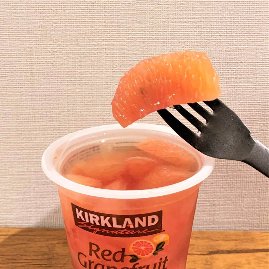 Mart（マート）編集部さんのインスタグラム写真 - (Mart（マート）編集部Instagram)「コストコ KIRKLANDブランドの「Red Grapefruit」（グレープフルーツ・シラップづけ。※シロップでなくシラップと品名に）。箱にひとつ227gのカップが12個入りで冷蔵庫内で販売されており、賞味期限は9月中旬に購入して2021年3月中旬までと半年ですので、躊躇なく買えます。  蓋のフィルムをはがすと、シラップづけの、メキシコ産のみずみずしい🍊レッドグレープフルーツ（115g分）が15切れほど。  この手のシラップはすごく甘くてちょっと😅…となりがちですが、これは砂糖は入っているものの、甘くないといいますか、グレープフルーツの酸味が控えめになる効果？で甘さと酸っぱさがよいバランス👍🏻、さっぱり味という印象ですよ。具を食べたあと、甘味を抑えたシラップはジュースとしても美味しく飲めます。  人気のようで、次また買おうとコストコに行っても無い😭...ということもあるようです。見つけたら“買い！“です。   #mart#martmag#マート#中の人#編集西口#スタッフのおすすめ#コストコ#コストコおすすめ#カークランド#スイーツ#コストコ購入品 #コストコ大好き#コストコスイーツ#冷蔵庫#カップフルーツ#costco#kirkland」9月27日 15時00分 - mart.magazine