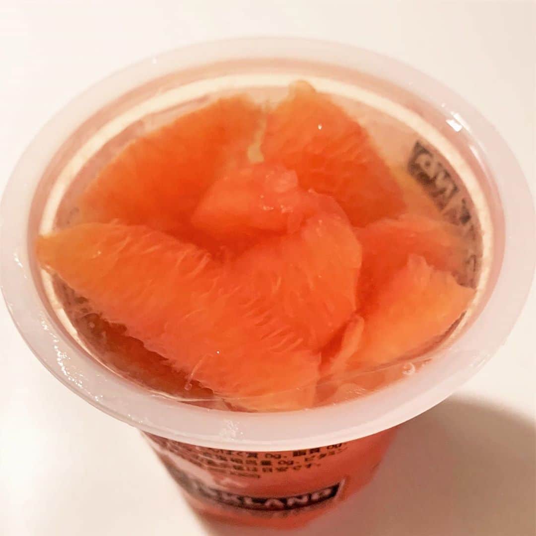 Mart（マート）編集部さんのインスタグラム写真 - (Mart（マート）編集部Instagram)「コストコ KIRKLANDブランドの「Red Grapefruit」（グレープフルーツ・シラップづけ。※シロップでなくシラップと品名に）。箱にひとつ227gのカップが12個入りで冷蔵庫内で販売されており、賞味期限は9月中旬に購入して2021年3月中旬までと半年ですので、躊躇なく買えます。  蓋のフィルムをはがすと、シラップづけの、メキシコ産のみずみずしい🍊レッドグレープフルーツ（115g分）が15切れほど。  この手のシラップはすごく甘くてちょっと😅…となりがちですが、これは砂糖は入っているものの、甘くないといいますか、グレープフルーツの酸味が控えめになる効果？で甘さと酸っぱさがよいバランス👍🏻、さっぱり味という印象ですよ。具を食べたあと、甘味を抑えたシラップはジュースとしても美味しく飲めます。  人気のようで、次また買おうとコストコに行っても無い😭...ということもあるようです。見つけたら“買い！“です。   #mart#martmag#マート#中の人#編集西口#スタッフのおすすめ#コストコ#コストコおすすめ#カークランド#スイーツ#コストコ購入品 #コストコ大好き#コストコスイーツ#冷蔵庫#カップフルーツ#costco#kirkland」9月27日 15時00分 - mart.magazine