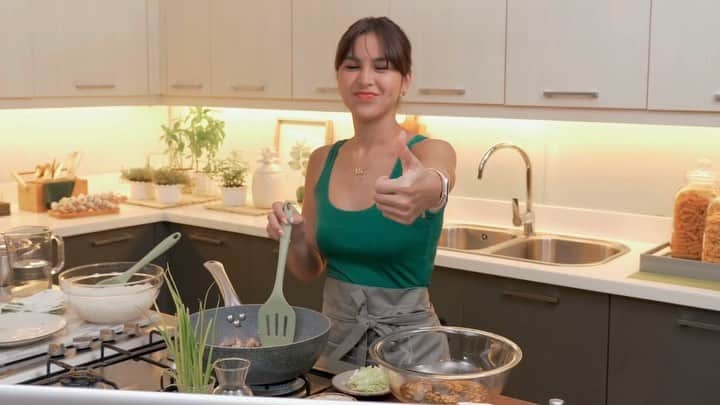 ジュリア バレットのインスタグラム：「I’m allergic to shrimp, so Chef JP is teaching me how to make Pork Tom Yum. It looks intimidating, but I learned it’s so doable! The secret is using Knorr seasoning staples to give this dish that perfect #AsimKilig flavor! Join us on the #KnorrKitchenNomad. Only on @metrodotstyle YouTube, Facebook, and IGTV. Link in bio 💚」