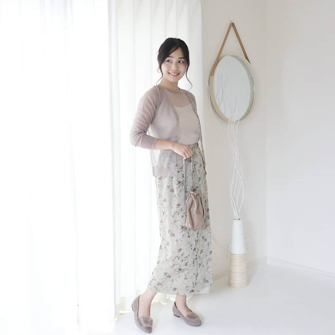 Eri Satoのインスタグラム：「beigeコーデ · tops: @ladymade_official shoes: @outletshoes_official  bag: @titivatejp · 先日も紹介した #シースルーリブニットアンサンブル を着回し☺ 透け感が可愛い💛 · 久しぶりにちょっと晴れてる～ 衣替えが全然終わりません😇 · #ladymade_styling#高身長コーデ#ママコーデ#カジュアルコーデ #秋コーデ#カーディガン #fashion#ootd#outfit#code#coordinate#style#ファッション#コーディネート#コーデ#新宿#ladymade#シンプルコーデ#mamagirl#locari#partegram#カジュアル#お洒落さんと繋がりたい」