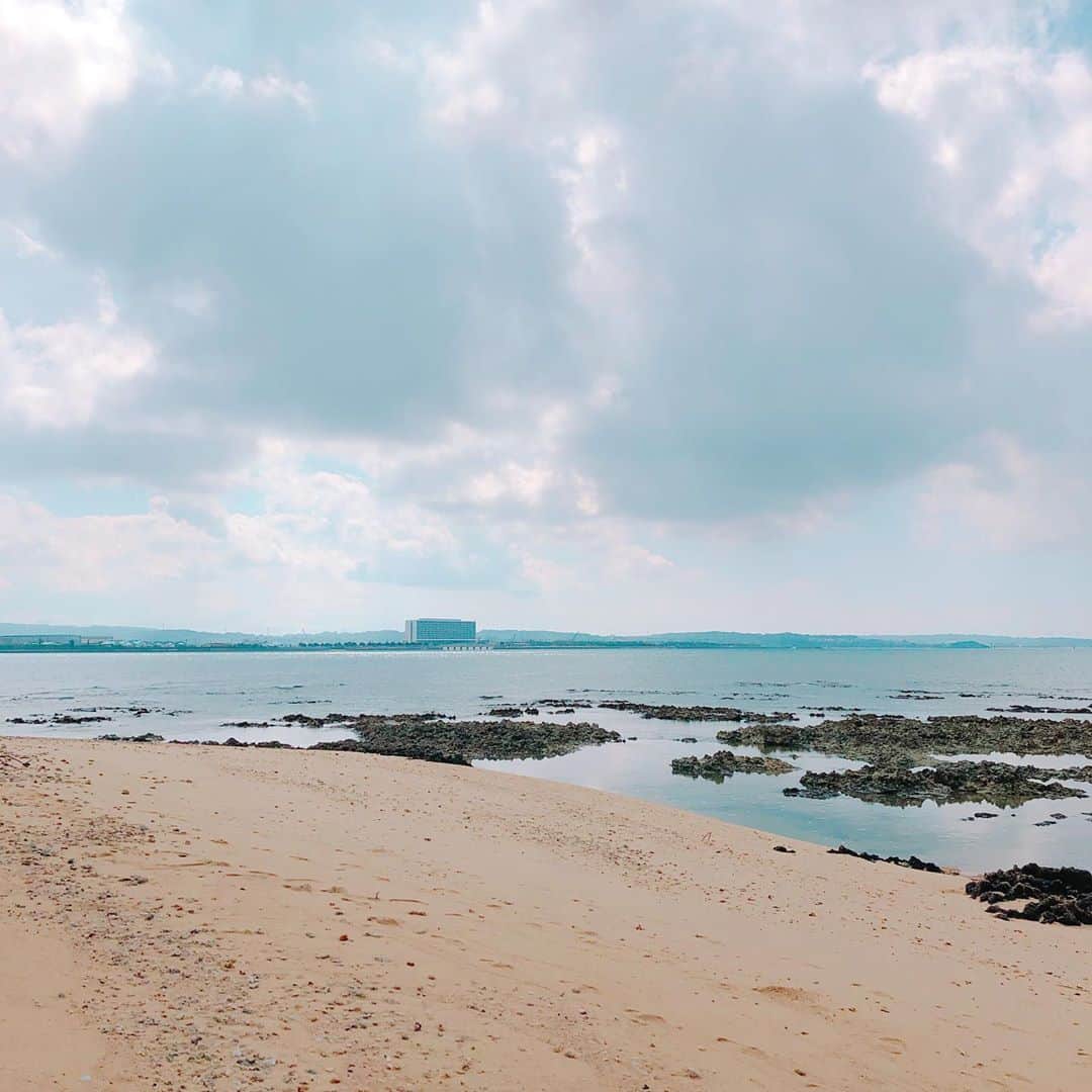 サザンビーチホテル＆リゾート沖縄さんのインスタグラム写真 - (サザンビーチホテル＆リゾート沖縄Instagram)「. よーく見てみてください🧐  ホテルから見える「岡波島」。 通称: くじら島🐳 現地では、うかふぁじま と呼びます。  なんと、約100万年前に漂着した鯨が化石となり眠っているんです！  現時点では、マリンアクティビティとして行くことは出来ませんが、近い将来プラン販売するに向けて準備しております！  待ち遠しいですね🤗！  . . Please take a closer look. Okaha Island, seen from the hotel. It's called Whale Island, and there are fossils of whales from a million years ago! At this time, we are not able to go as a marine activity, but we are preparing to sell plans in the near future. Please look forward to it.  . . #サザンビーチホテル #糸満贅沢リゾート #沖縄 #沖縄旅行 #糸満  #沖縄好きな人と繋がりたい #岡波島 #くじら島 #無人島 #whale #southernbeachhotel #okinawa #okinawatrip  #itoman #loves_okinawa #okinawalife #서던비치호텔 #오키나와 #오키나와여행 #海 #ビーチ #美々ビーチ  #sea #ocean #beach #바다 #Photooftheday #picoftheday #일상 #좋아요」9月27日 15時07分 - southernbeachokinawa