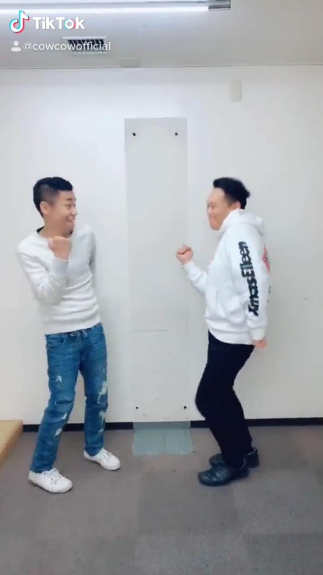 善し のインスタグラム：「女子バレーボール部のあいさつ。  #cowcow」