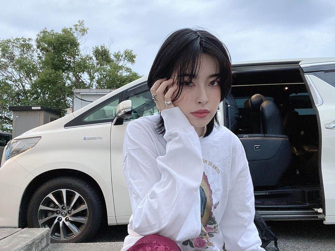 のインスタグラム：「早く前髪伸びないかなぁ。  #センターパートショート #ウルフカット #ジェンダーレス女子 #古着コーデ #メンズライク女子 #チャイナパンツ #ootd」