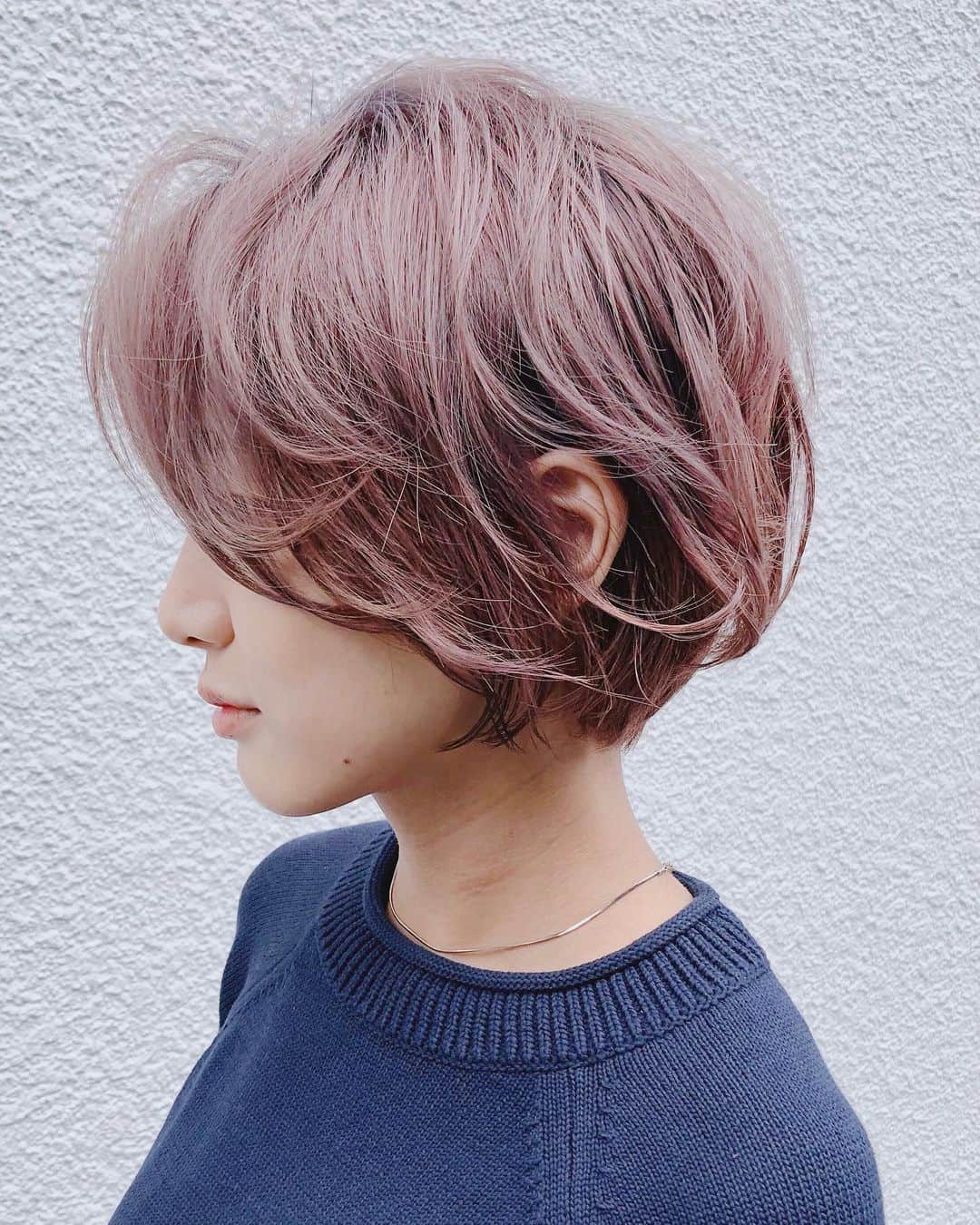 斉藤潤一のインスタグラム：「ノーブルピンク 色抜けも可愛いですよ。  オッジィオットをやっているお店ならどこでもできるわけではなく。 かなりの数と経験から導き出した入れ方なので是非ROCOSPEARZでやってみて下さい。 #カット #髪質改善   スタイリスト　#斉藤潤一  明るいカラーが好きな方は是非 . 〒150-0041 東京都渋谷区神南 ご予約はこちらへ ☞☞ TEL ☏﻿ ﻿03-3462-2093 web  roco@1cs.jp 渋谷 美容室 #rocospearz . 〒150-0041 東京都渋谷区神南1-14-9 第7FMGビルB1F . . ご予約はこちらへ ☞☞ TEL ☏﻿ ﻿03-3462-2093 web  roco@1cs.jp . ★平日  open  11:30-22:30 ★土日祝  open  11:00-21:30  #渋谷#東京#oggiotto#新宿#新宿美容室#ヘアアレンジ #外国人風#バレイヤージュ #hair#渋谷美容室 #インナーカラー#オシャレ #ダブルカラー#外国人風カラー#ショートヘア #ヘアアレンジ #ケアブリーチ  #ラベンダーアッシュ #newcolor # #tokyo #shibuya #hair #オッジィオット #モデル#グレージュ #バレイヤージュグラデーション#ウルフカット」