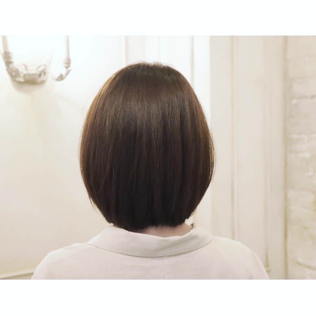 青木英李さんのインスタグラム写真 - (青木英李Instagram)「どんどん短くなっていく私の髪の毛。笑 先日 @roi_salon で野口さんにカットしていただいたNew Hair💇🏻‍♀️ ・ 少し動きがでるように、いつもよりレイヤーを入れてもらった#ショートボブ  ブローだけでも、外ハネさせても綺麗なシルエット♡♡ ・ 今年はこの長さで秋冬のFashion楽しみます♫ ・ ・ #ROI #表参道 #ヘアカット」9月27日 15時20分 - eriaoki_official