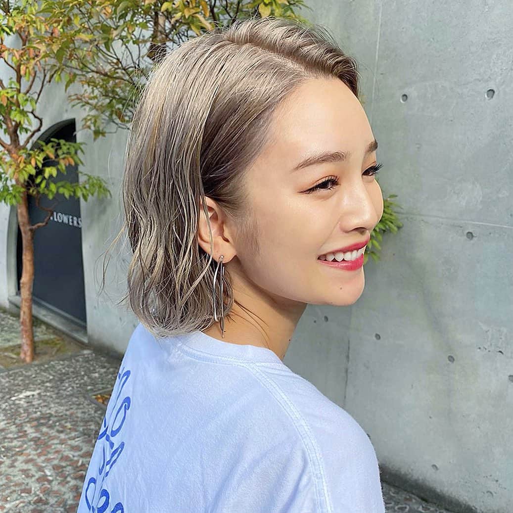 富久美玲のインスタグラム：「_ . かなりイメチェン💕10年ぶりの金髪で 若い時とは違うハイトーンカラーに🥺！ . #ヘアメンテナンス#ミニボブ#ハイトーンカラー#ブリーチカラー#ホワイトベージュ#ヘアカラー」