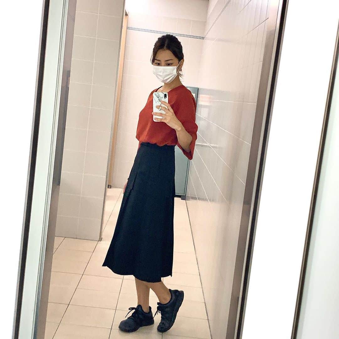長沢美月さんのインスタグラム写真 - (長沢美月Instagram)「この間のロケ衣装👗 この黒のスカートが可愛かった🥰 写真だと伝わらないと思うけど、 デザイン性があって素敵✨ #衣装 #ズムサタ」9月27日 15時26分 - _mizuki_0212