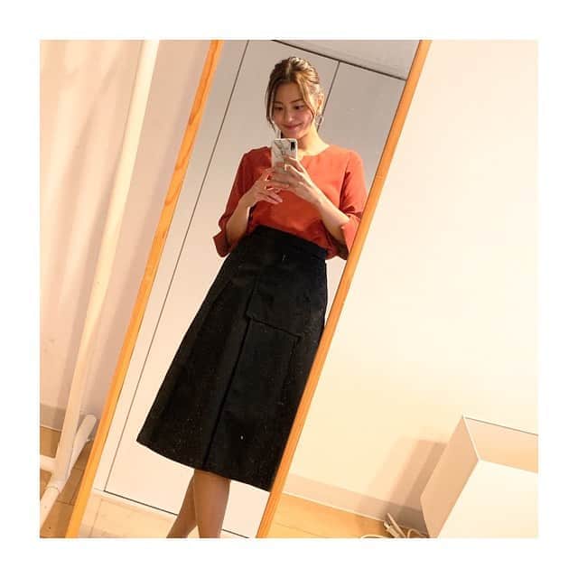 長沢美月さんのインスタグラム写真 - (長沢美月Instagram)「この間のロケ衣装👗 この黒のスカートが可愛かった🥰 写真だと伝わらないと思うけど、 デザイン性があって素敵✨ #衣装 #ズムサタ」9月27日 15時26分 - _mizuki_0212