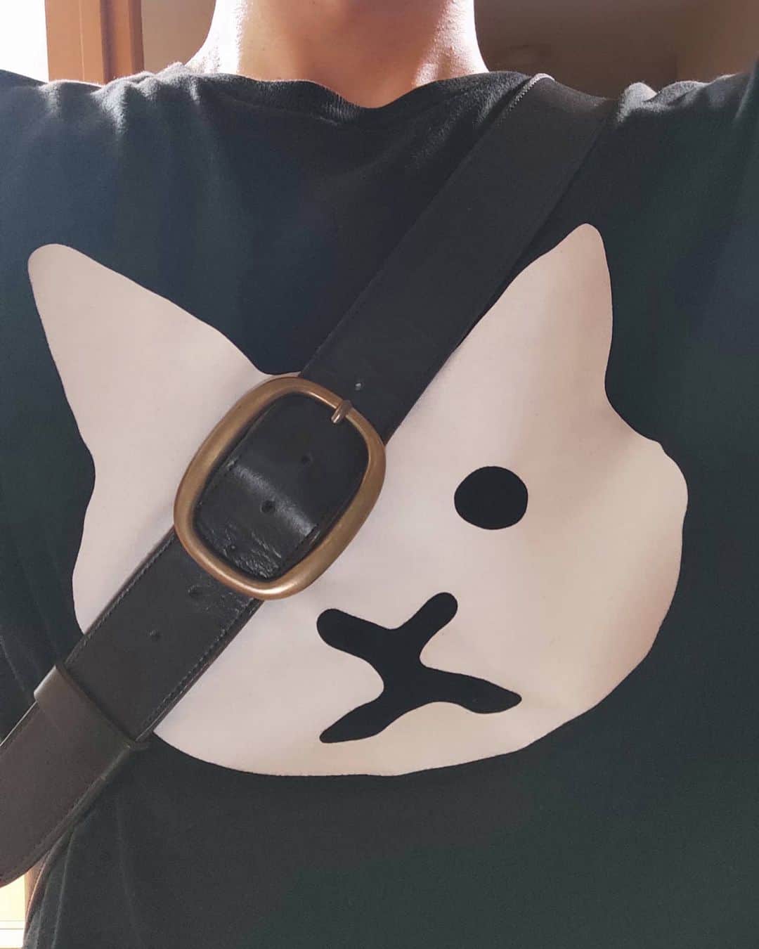 のインスタグラム：「ネコTにボディバッグしてたら、"ネコの海賊"って言われた。 確かに！」