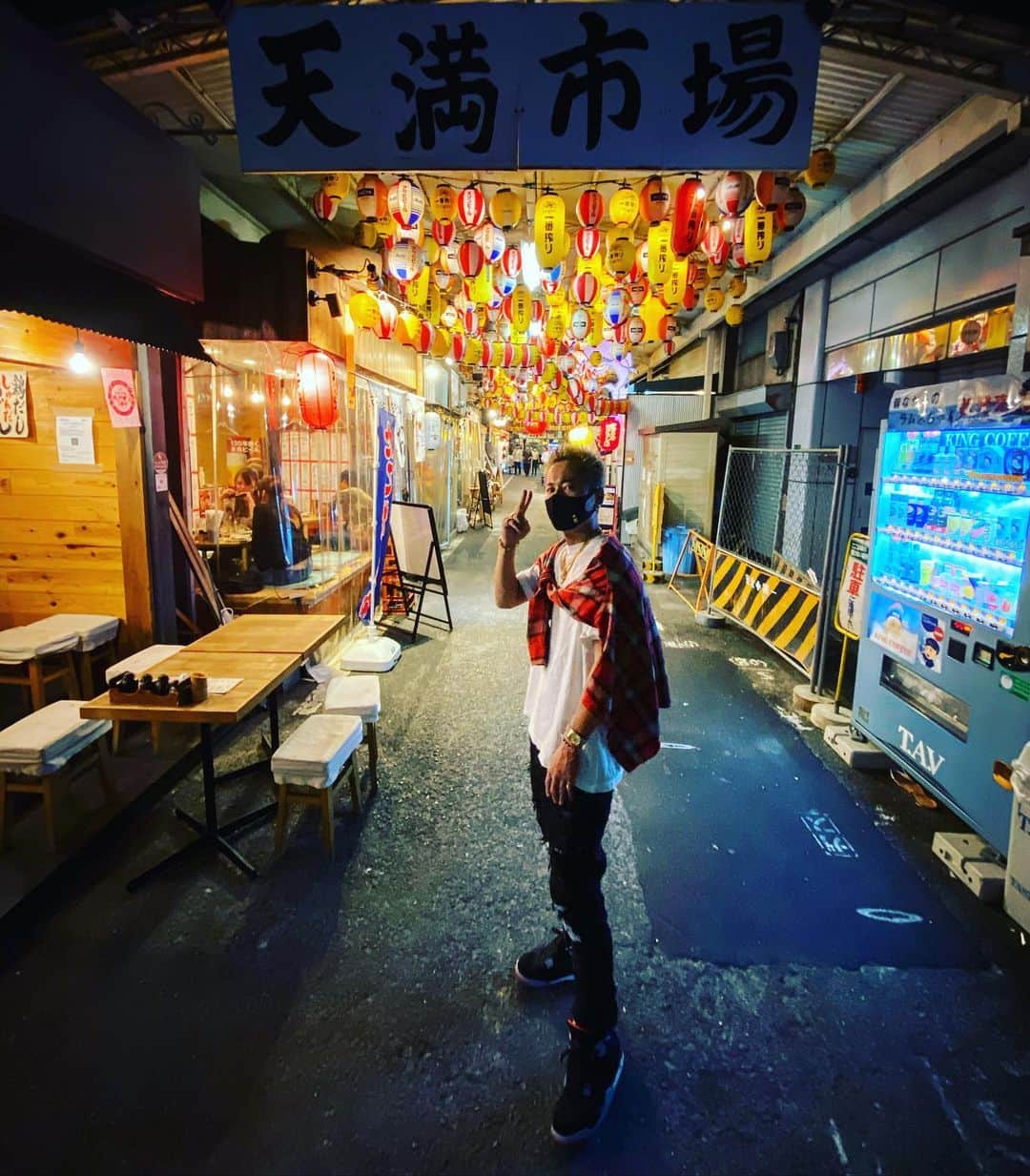 DJ HALのインスタグラム：「天満　Thanks to @kento_official  「ニートの旅」天満でハシゴ旅....  この街の雰囲気と空気感がめちゃくちゃ好きです😌　Live配信終えてわざわざ　@djyoga 君　と 新人ライバー　@djruffty  も感謝🙏🏾 17live のライバー同士で色んな情報交換シェア出来て良かったです🤝 「フォロー、エール、シェアー！」」