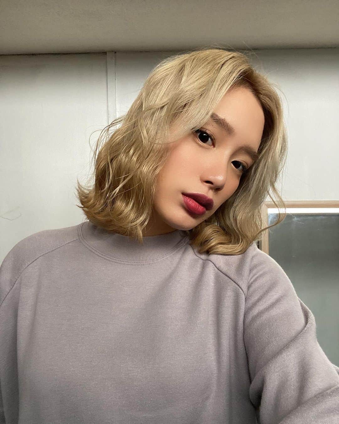 acaneのインスタグラム：「・ やっぱり髪の毛可愛くしてもらうと テンションばりあがるよね。 ハイトーンしか勝たん🔥🔥🔥 ・ とある撮影があったのでヘアメイクを りのちゃんにお願いしました😚💘 🐶 @fi_ne.rino セットが可愛すぎて仕方教えてもらった😌 ・ @fi_ne_harajuku へぜひ🥰🙏 りのちゃんの特別価格で カラー、カット、トリートメントで 10000円でやってくれるよ😚✌️✨」