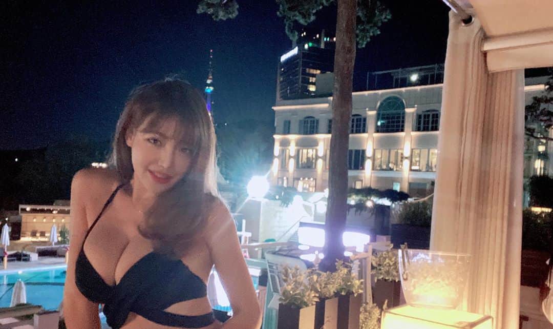 hyeriのインスタグラム：「튜브탄다고왜까불엇으까😊 온몸에상처투성이네 사진까지는딱좋았는데 #풀파티#샴페인#튜브다신안탐」
