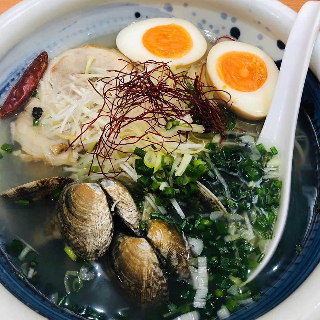 のインスタグラム：「.  三日くらい前に、  おれ痩せるし！ ダイエットするし！ 炭水化物ひかえるし！  と宣言したのです。  が。  えーっと。  和装はね、ちょっとね、 お腹が出てるくらいの方がね、 似合うらしいですよ。  はい。  今日から痩せます。  今から痩せます。  あ、ラーメンは豚骨、硬麺派です。  #ラーメン #ramen #蛤 #clam #training #exercise #diet #movie #studio #location #tokyo #japan #photo #actor #artist #withafterpost」