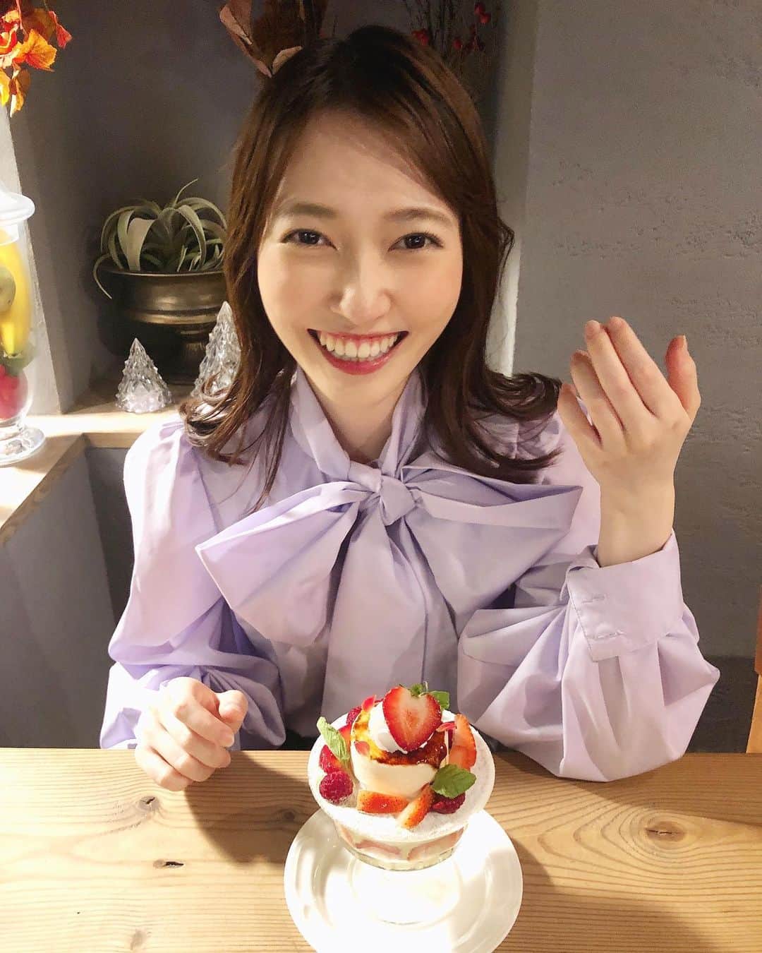 末井櫻子のインスタグラム：「🍓🍓 ． ． お腹いっぱいピザを食べた後に締めパフェ☺︎ ． やはりスイーツは別腹🤫❤︎ ． ． 大好きな香音ちゃんプロデュースのこのブラウスもお気に入り👶🏻💜 ． #parfaitterrierlargo  #締めパフェ  #大阪カフェ #大阪グルメ  #パフェ #スイーツ #kolmebaby  @kanon420_official」