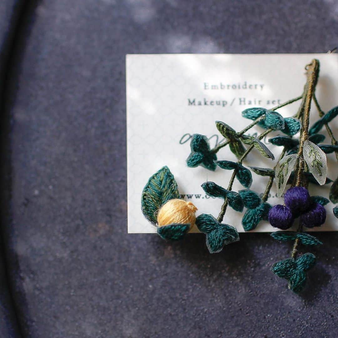 手紙社さんのインスタグラム写真 - (手紙社Instagram)「【ayumi刺繍展『Synchronicity』】本日最終日です ayumiさんの刺繍展、手紙舎 2nd STORYでは本日20時まで、オンラインショップでは23:59までお楽しみいただけます。  ご好評につき完売しておりましたアストランティアの耳飾りも、 ayumiさんのご好意で受注にてお求めいただけることとなりました。 人気の紫陽花や、オークの葉とリンゴのモチーフも再入荷しています。  ほぼ展覧会のみで作品販売を行うayumiさん。受注の作品は、届く頃を思うと少し早いクリスマスプレゼントの時期かもしれません。  今だからこそご覧いただける、真摯に作られた美しき刺繍の花々を、どうかご覧くださいませ。 ◎個展について instagramのアプリケーションからご覧の方は、「写真内のタグをタップ」していただくと商品販売ページに直接飛ぶことができるリンクが表示されます！  また、 @tegamisha_onlineshop プロフィールのショップボタンからも詳細をご覧いただけますよ  #手紙社 #手紙舎 #手紙舎2ndSTORY #tegamisha #個展 #刺繍 #ooayumimoo #embroidery #刺繍展 #wedding #手紙舎の個展 #手紙社オンラインショップ#手紙社オンラインショップで買えます」9月27日 15時47分 - tegamisha